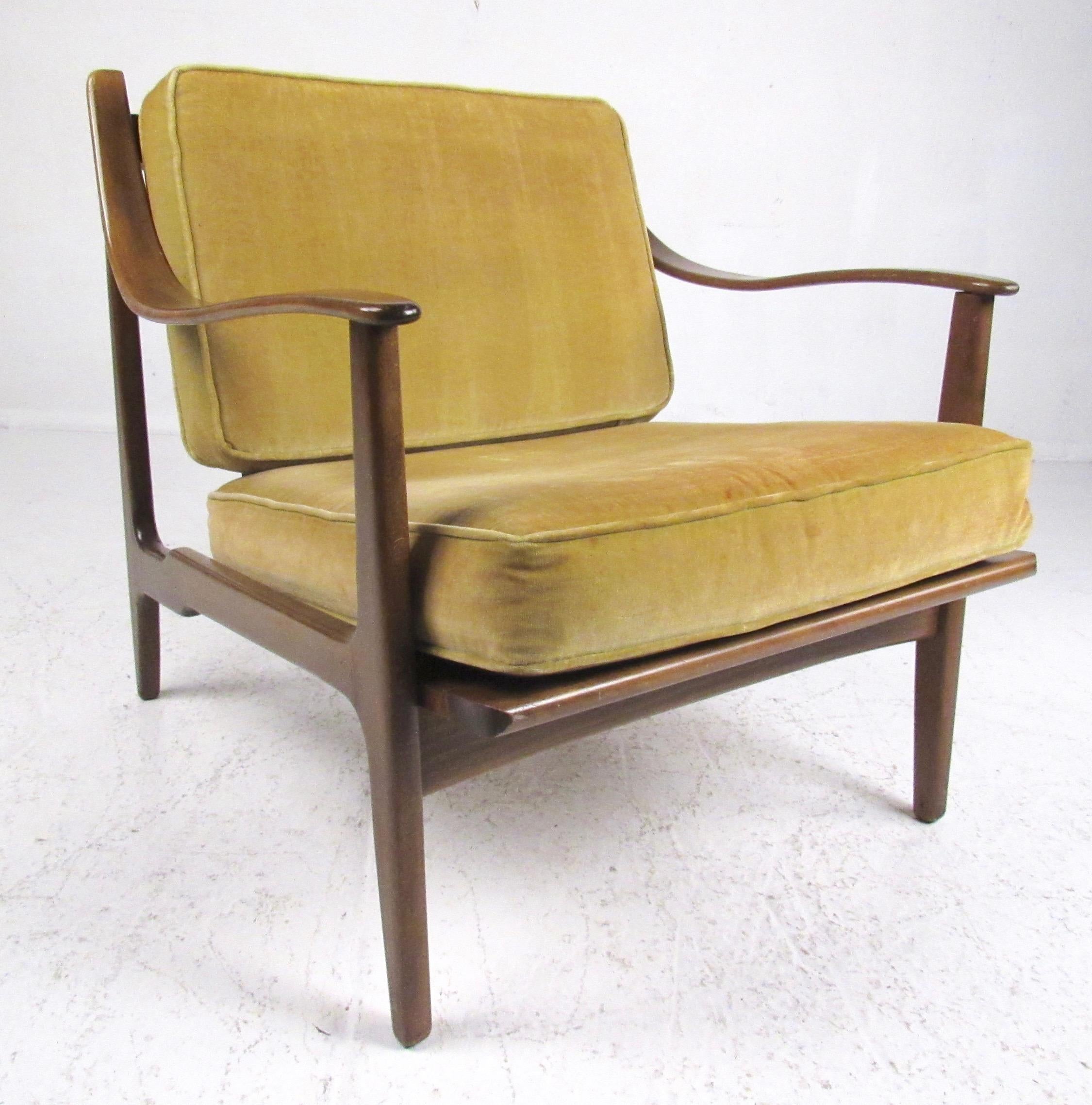 Mid-20th Century Vintage Modern Walnut Lounge Chair