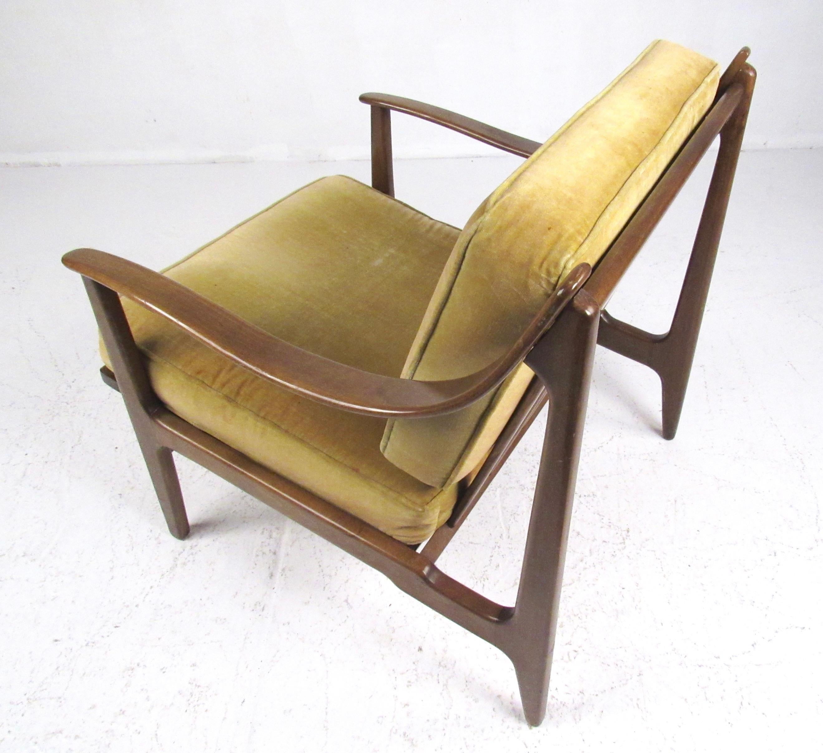 Vintage Modern Walnut Lounge Chair 1
