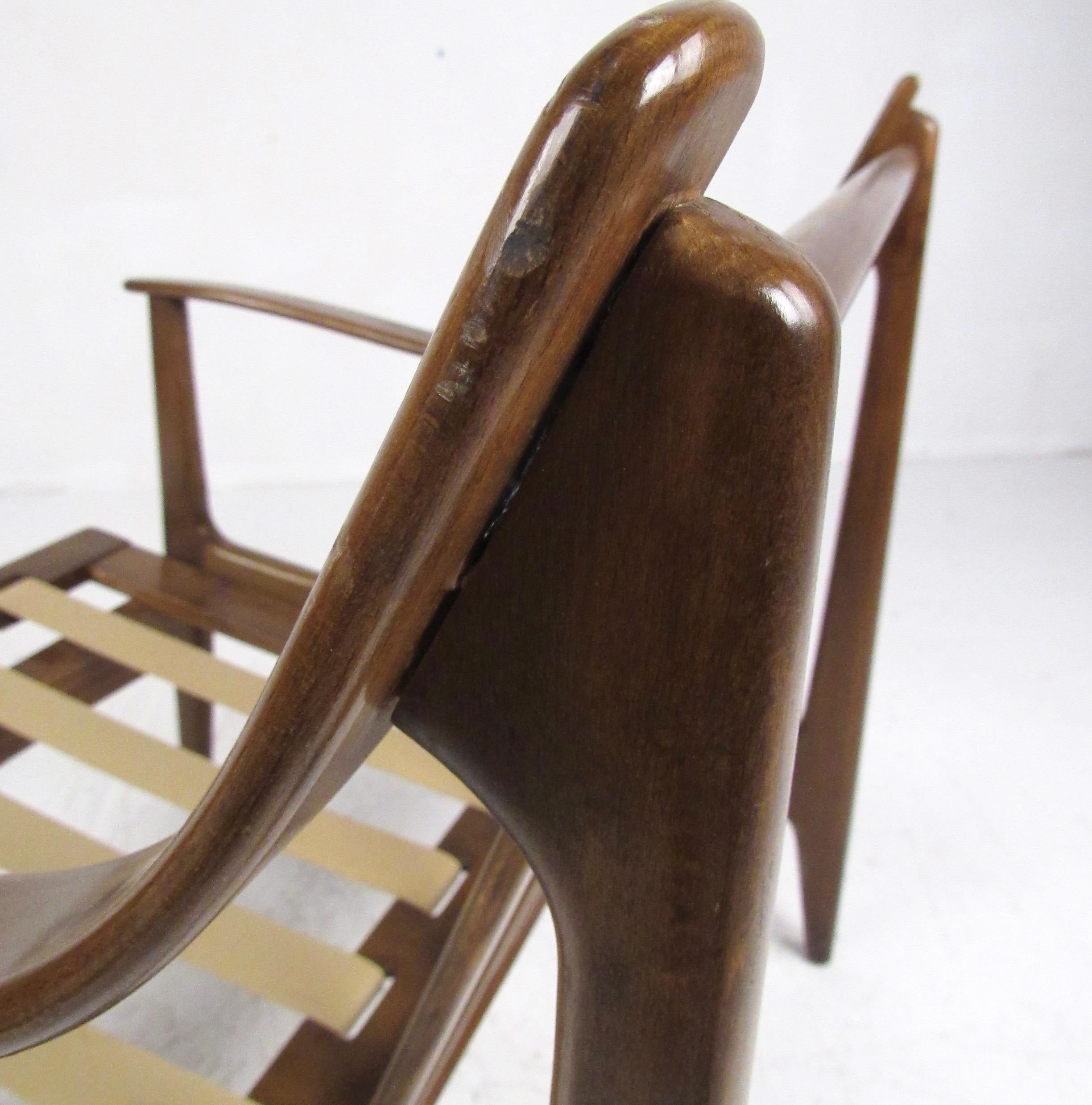 Vintage Modern Walnut Lounge Chair 2