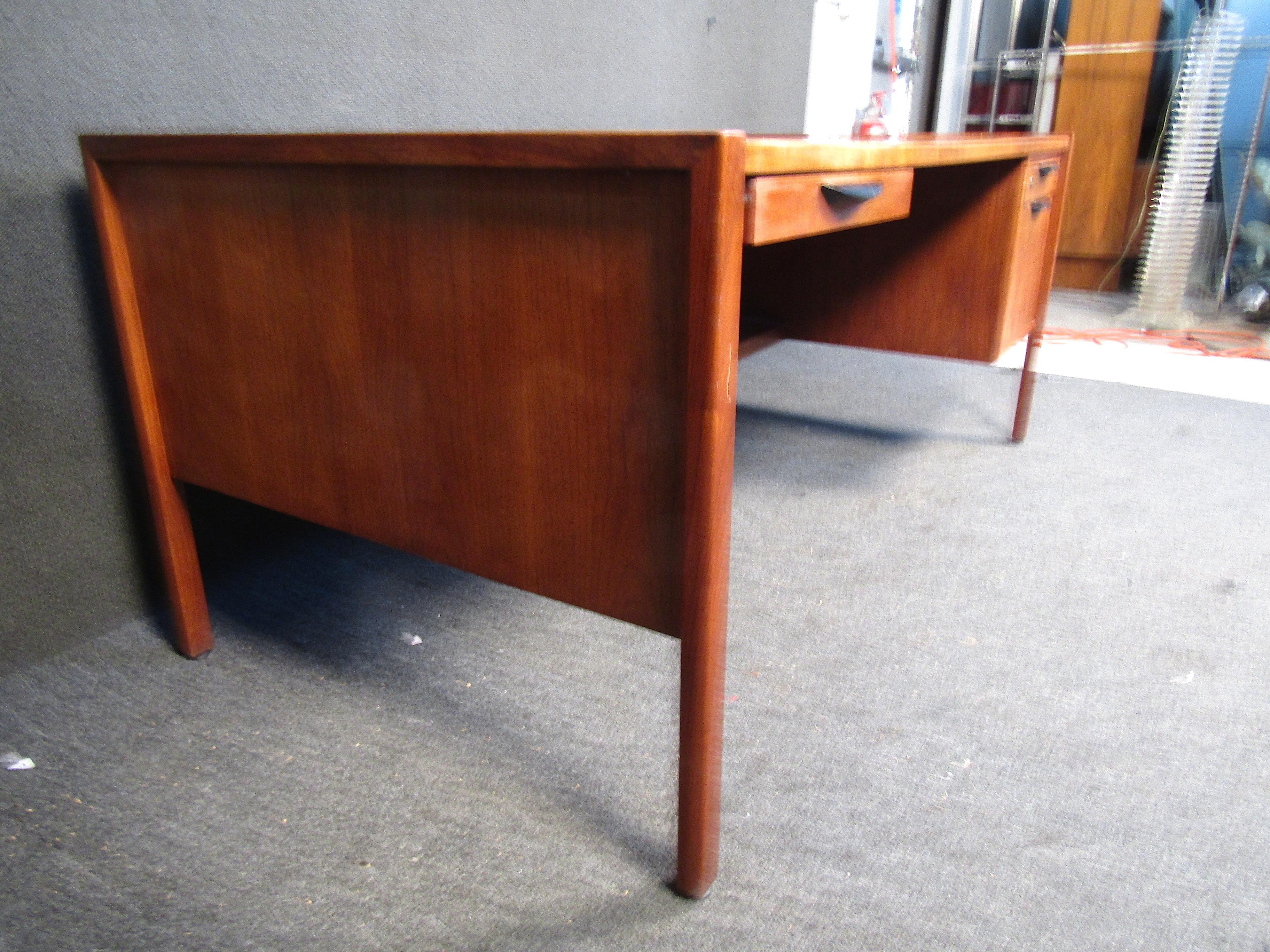 Vintage Modern Walnut Writing Desk by Harvey Probber In Good Condition For Sale In Brooklyn, NY