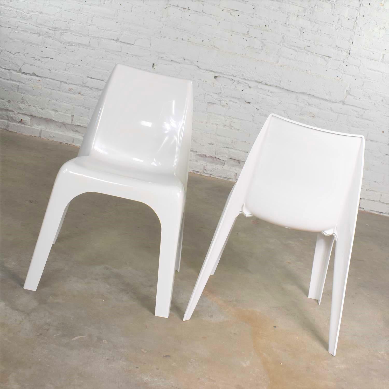 American Vintage Modern White Molded Plastic Chairs Style of Kartell 4850 by Castiglioni For Sale