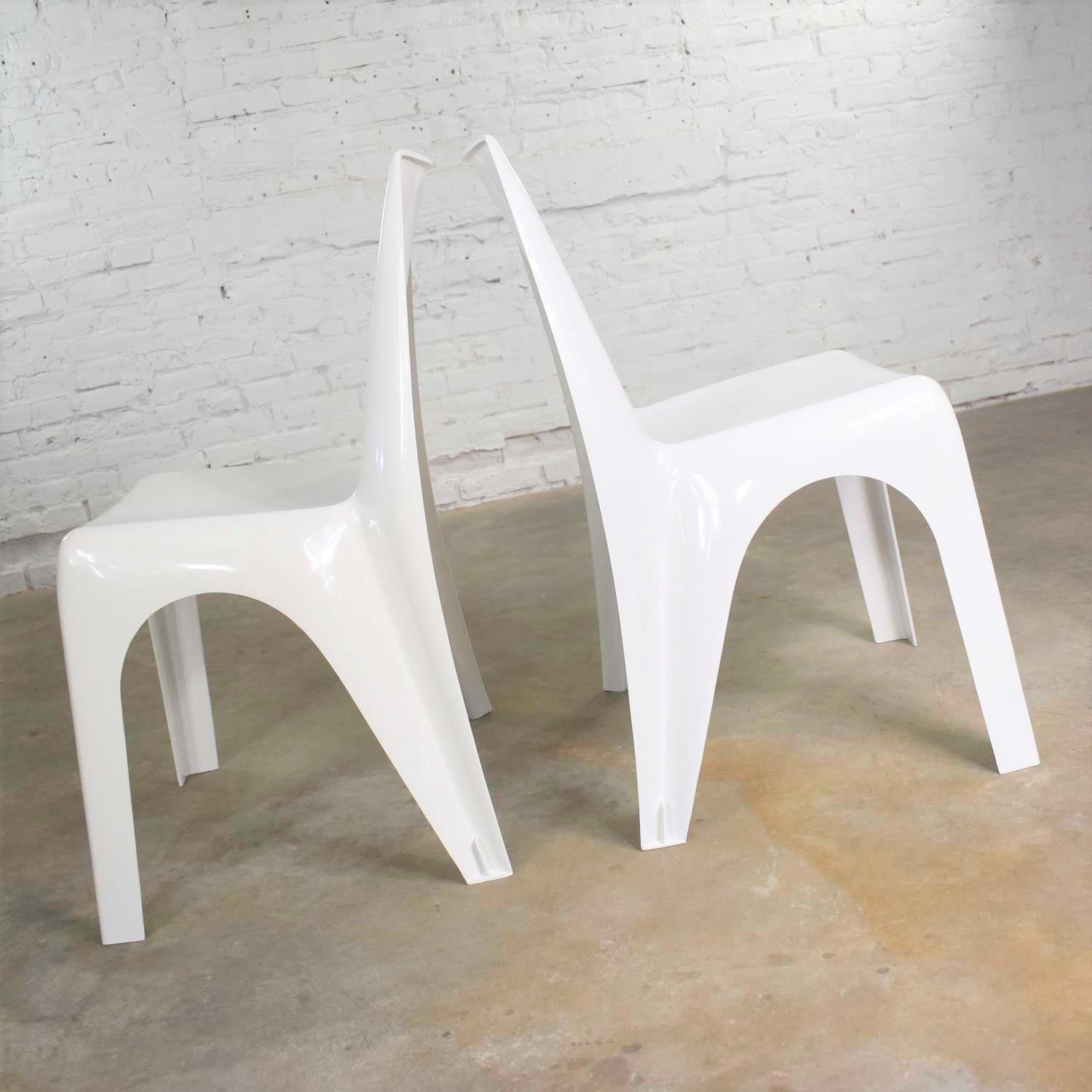 Vintage Modern White Molded Plastic Chairs Style of Kartell 4850 by Castiglioni In Good Condition For Sale In Topeka, KS