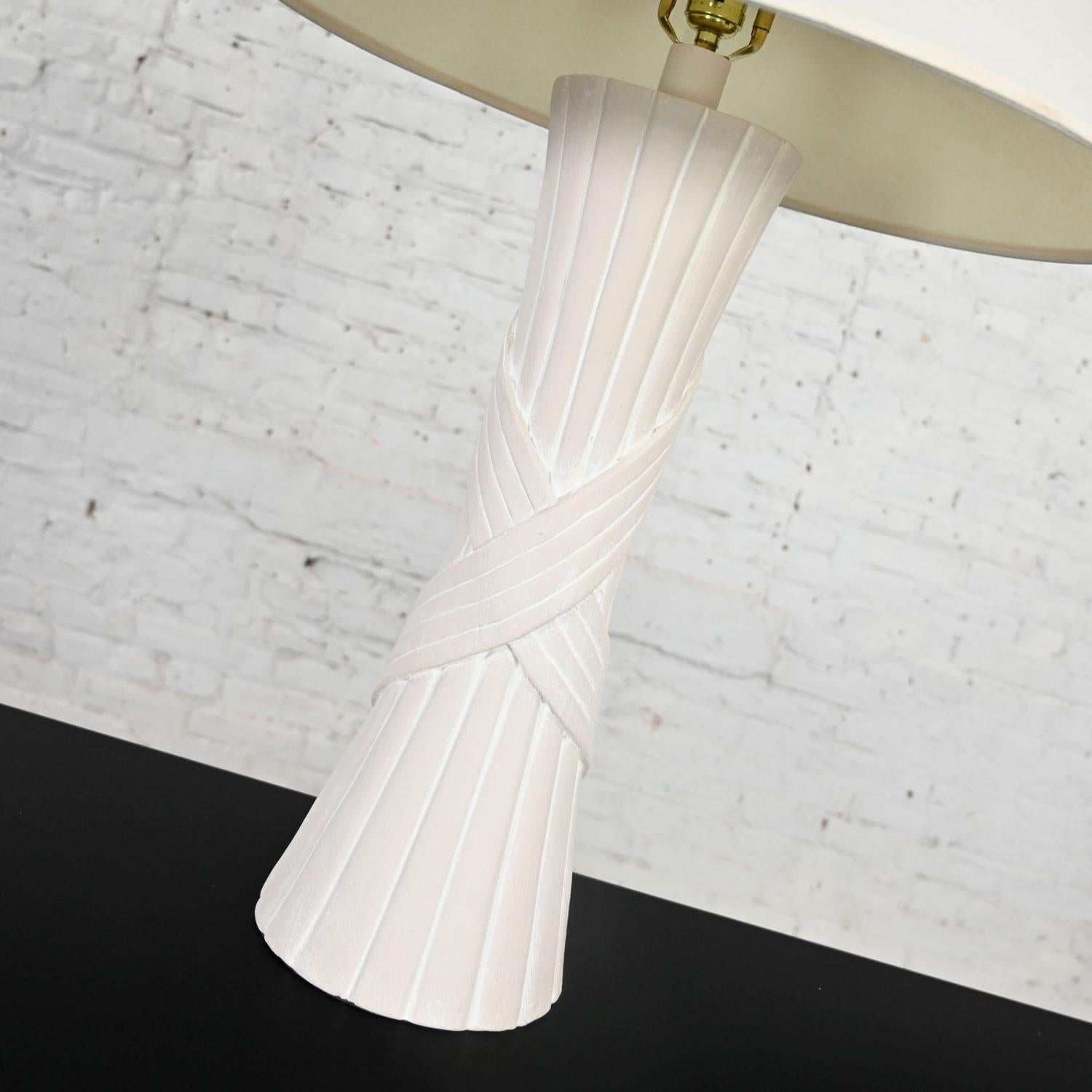 Lampe de bureau moderne vintage en plâtre blanc et faux rotin avec abat-jour Coolie  en vente 3