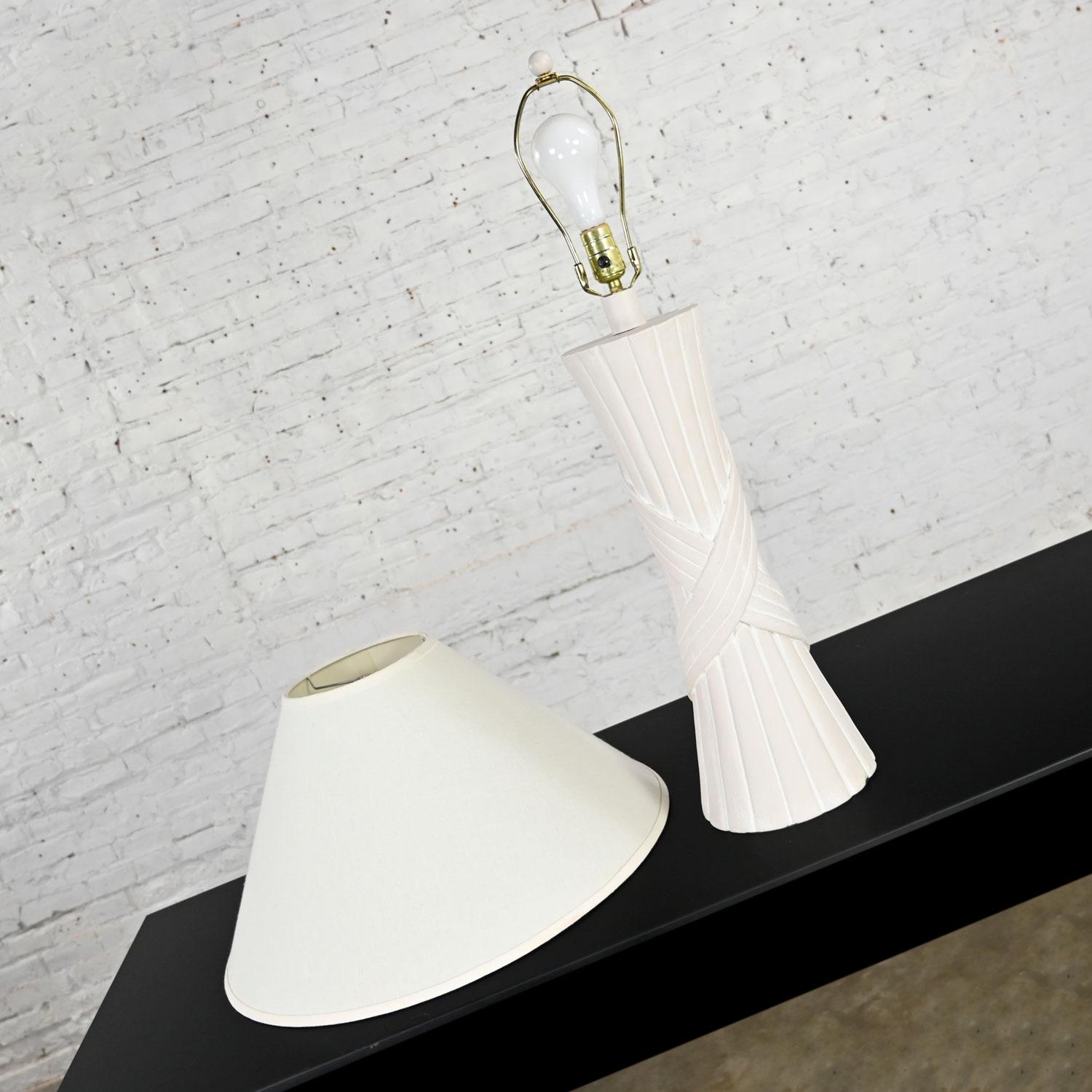 Lampe de bureau moderne vintage en plâtre blanc et faux rotin avec abat-jour Coolie  en vente 7