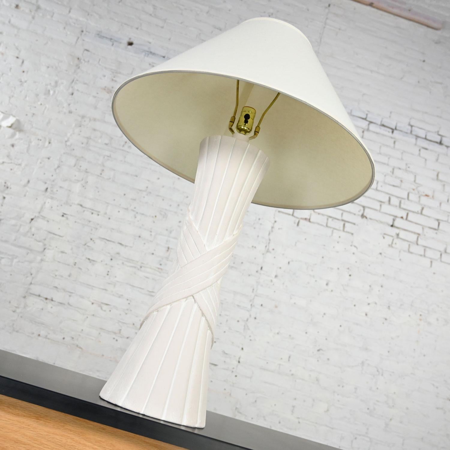 Magnifique lampe de table vintage moderne en plâtre blanc faux rotin avec un abat-jour en lin dur de Sunset Lamp Corp. Très bon état, tout en gardant à l'esprit qu'il s'agit d'un produit vintage et non neuf, qui présente donc des signes