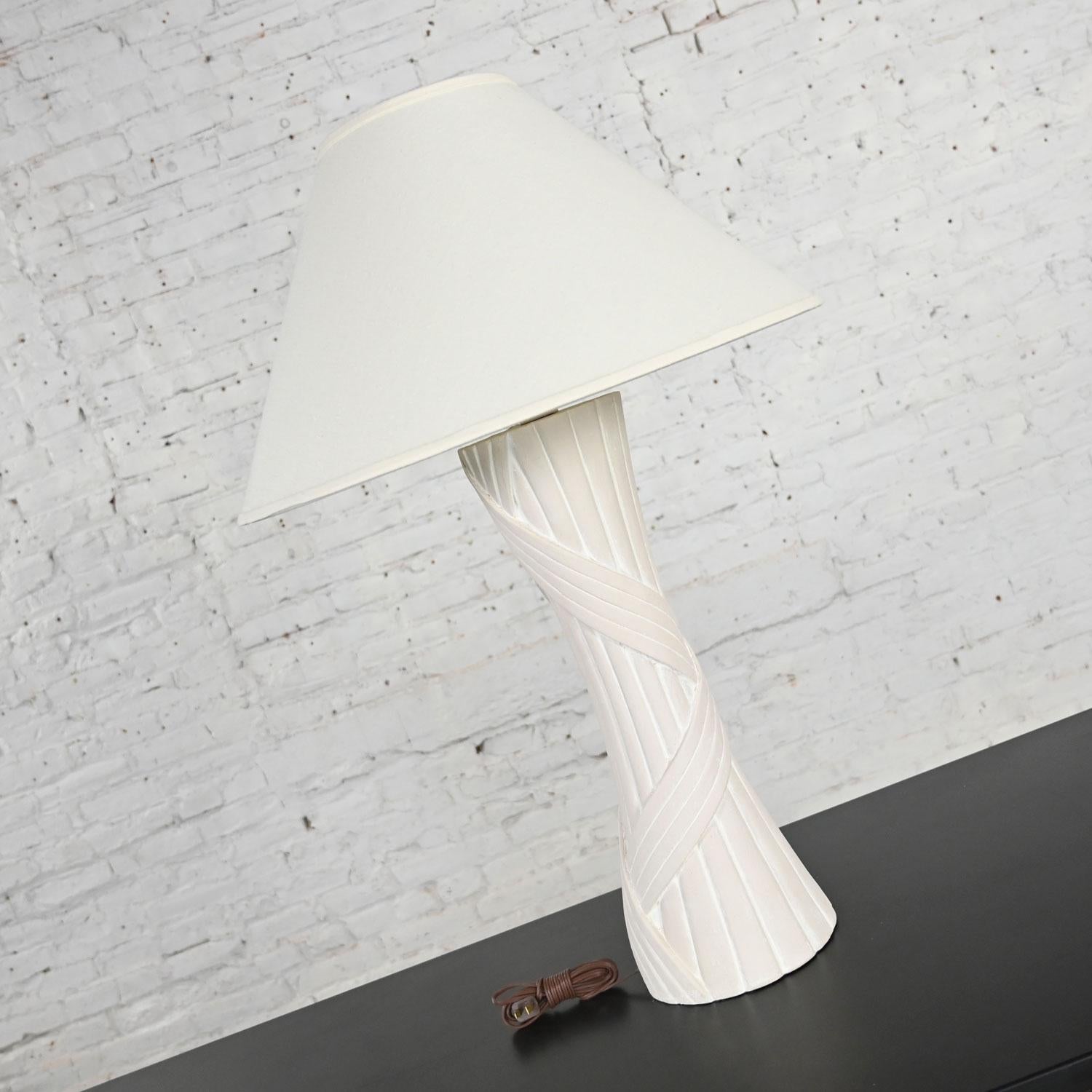 Moderne Lampe de bureau moderne vintage en plâtre blanc et faux rotin avec abat-jour Coolie  en vente