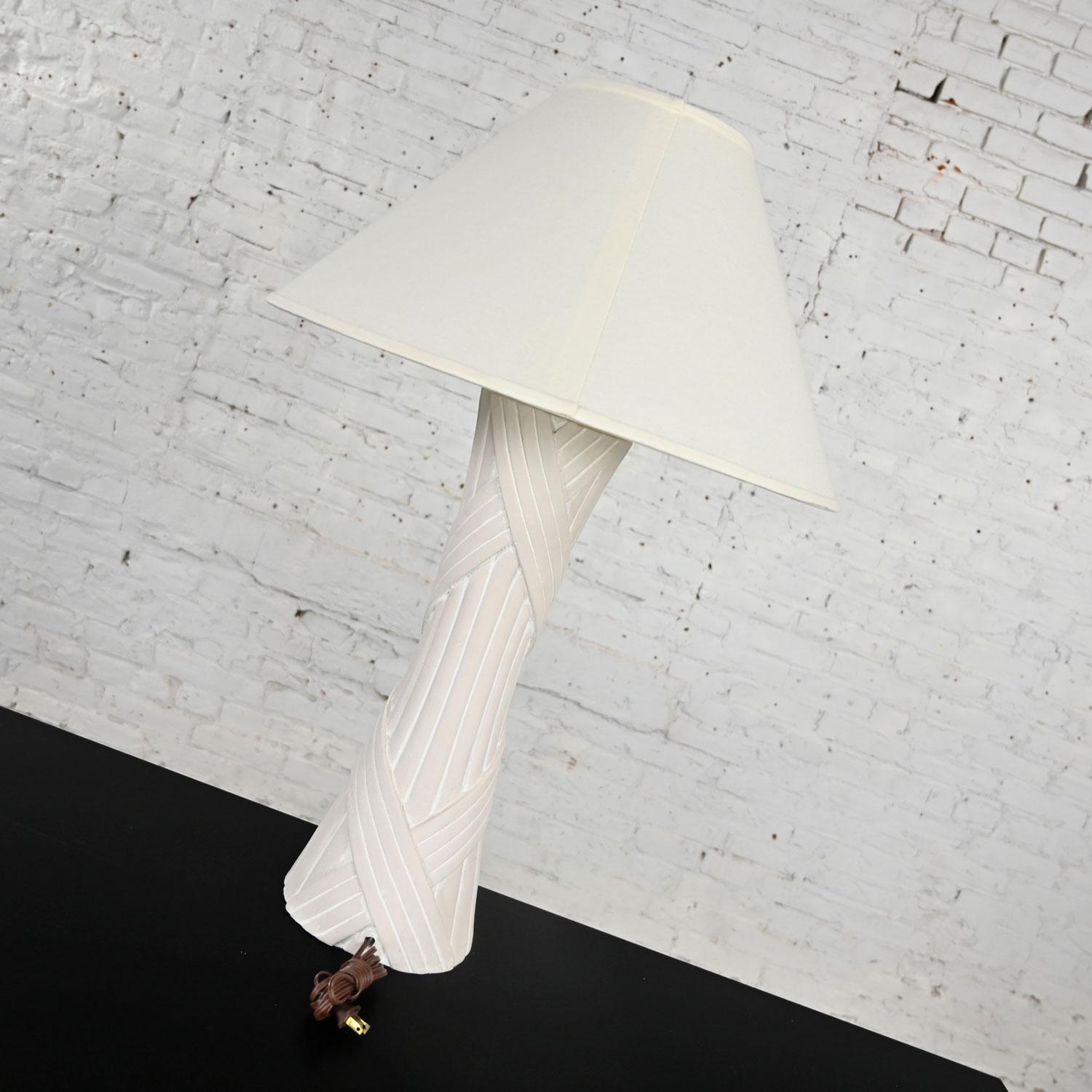 Américain Vintage Modern White Plaster Faux Rattan Design Table Lamp with Coolie Shade en vente