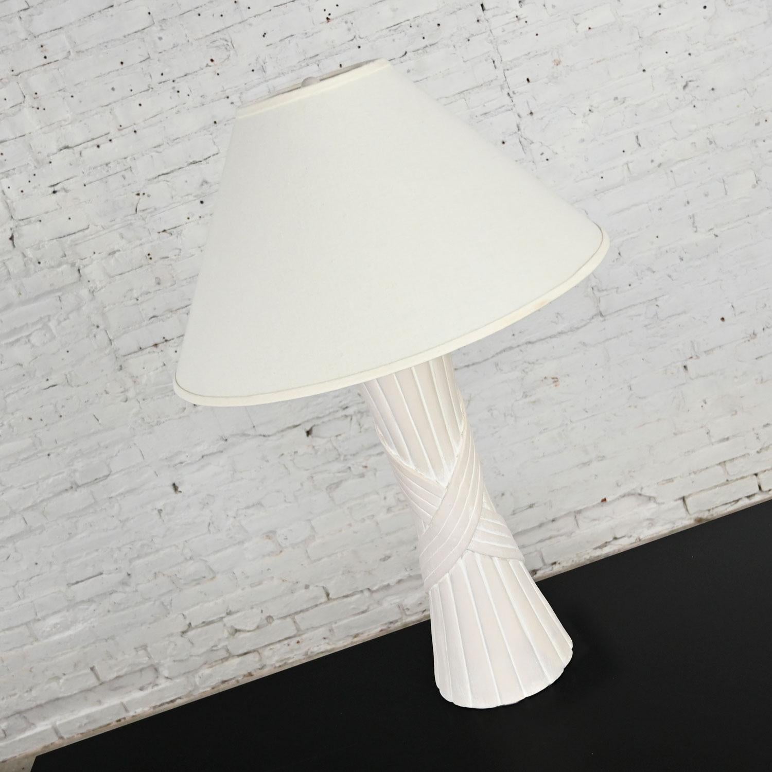 20ième siècle Lampe de bureau moderne vintage en plâtre blanc et faux rotin avec abat-jour Coolie  en vente