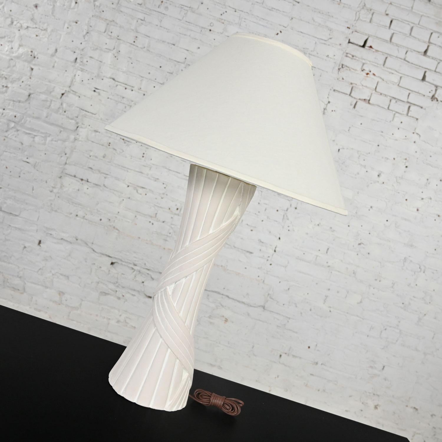 Lampe de bureau moderne vintage en plâtre blanc et faux rotin avec abat-jour Coolie  en vente 2
