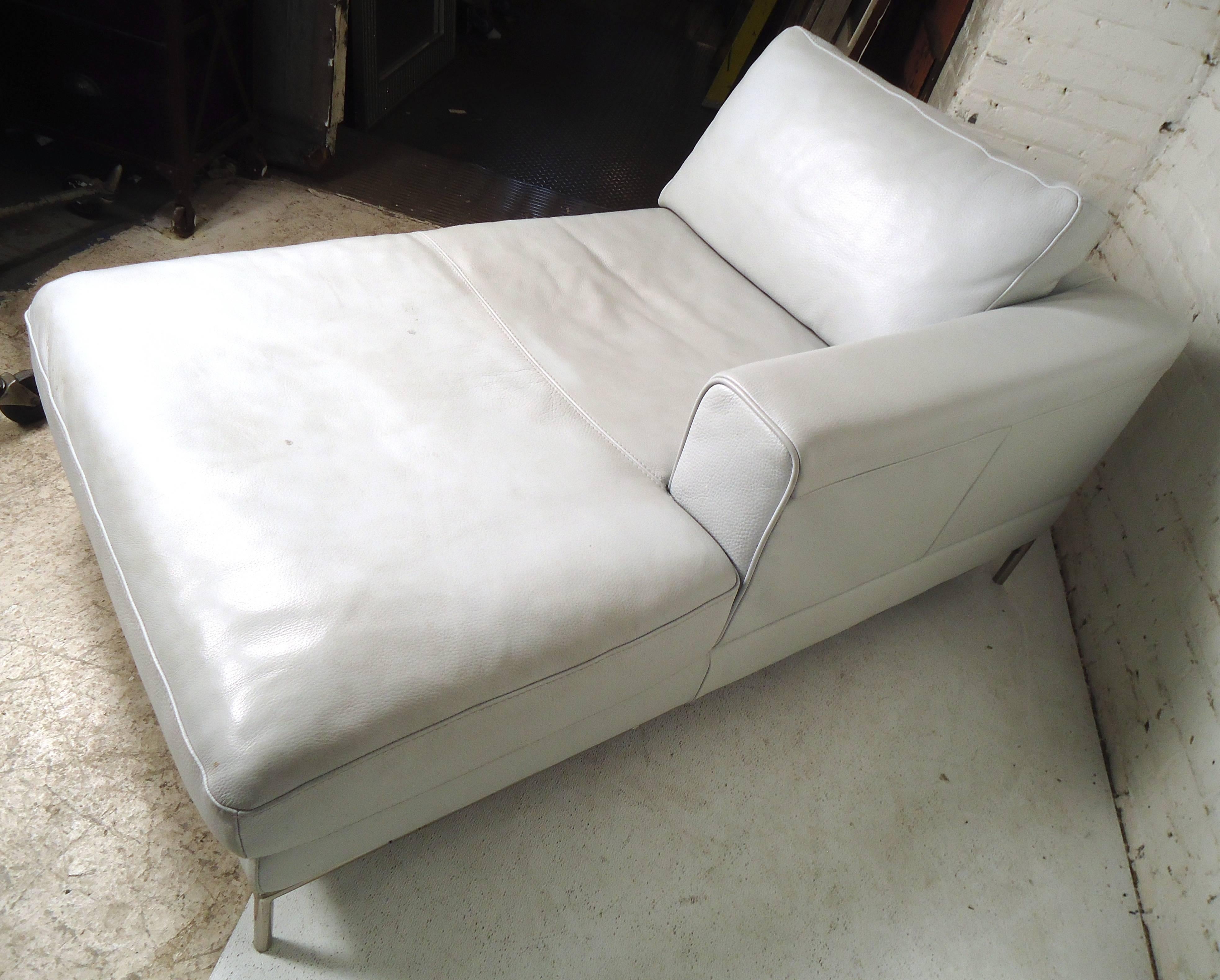 Vintage Modern White Settee For Sale 2