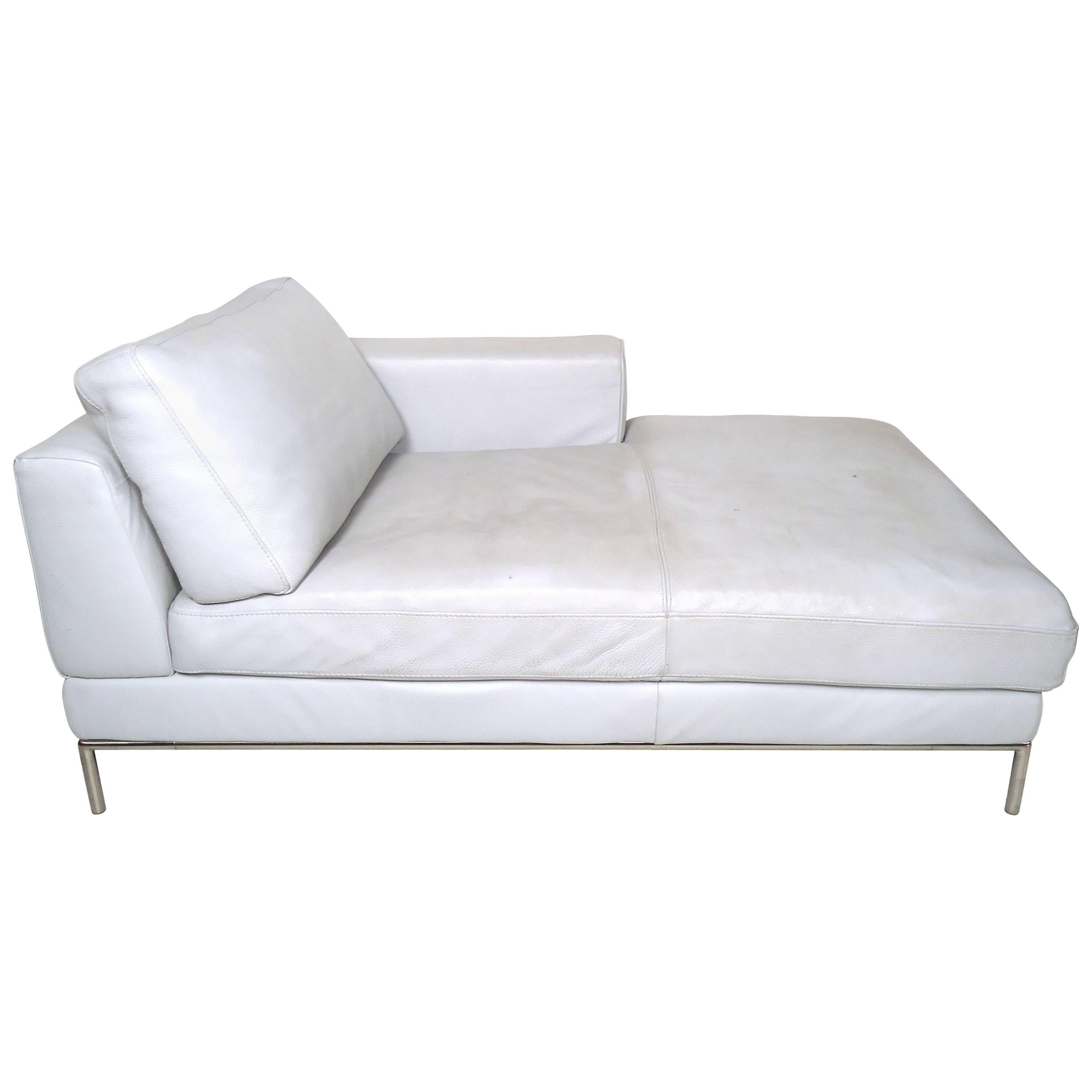 Mid-Century Modern white leather settee supported by a tubular chrome frame. Comfortable and stylish design ideal for both home or office environments. 
Please confirm item location (NY or NJ) with dealer.
 