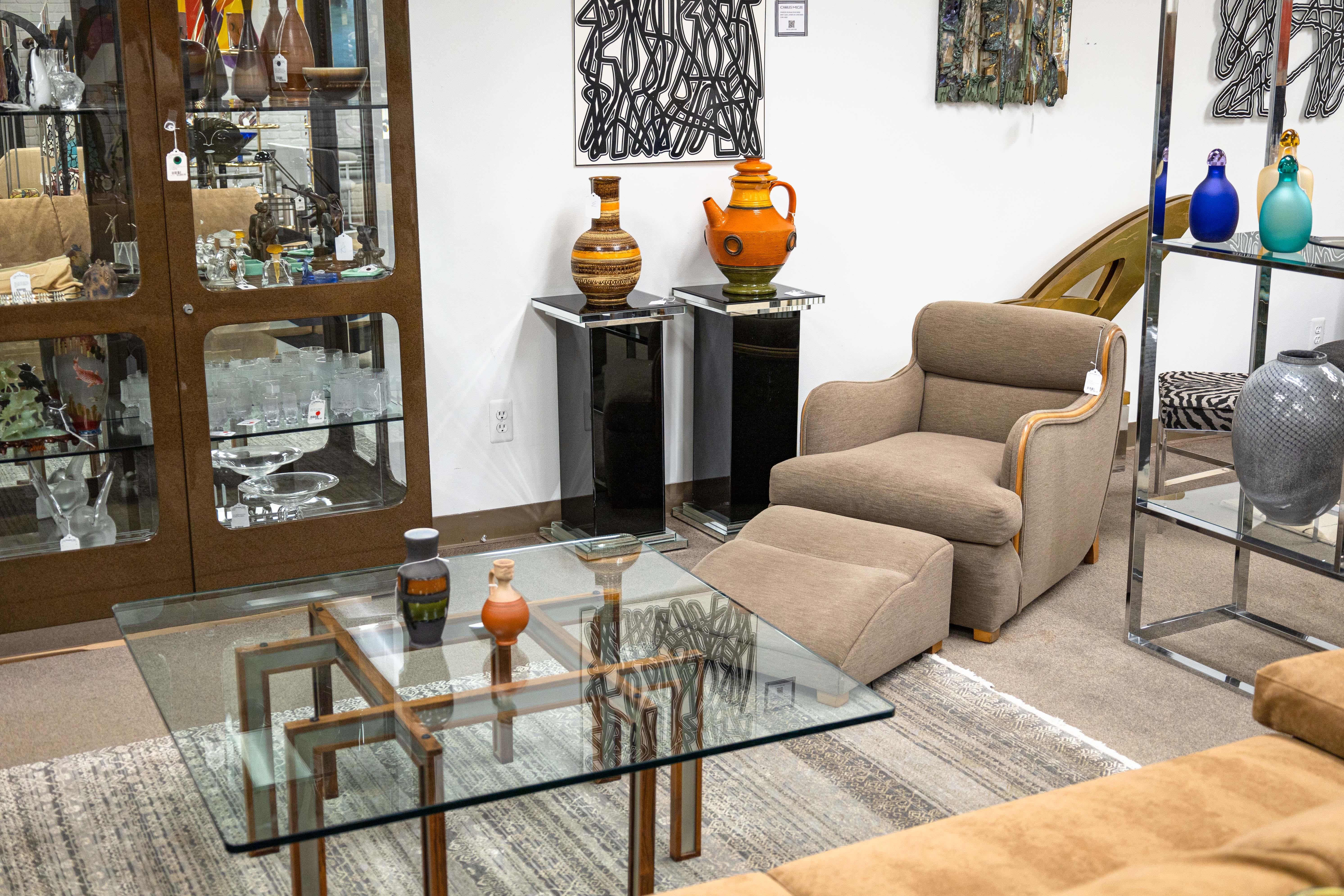 Sedia da salotto vintage Modernica beige in tessuto e legno e ottomana abbinata in vendita 4