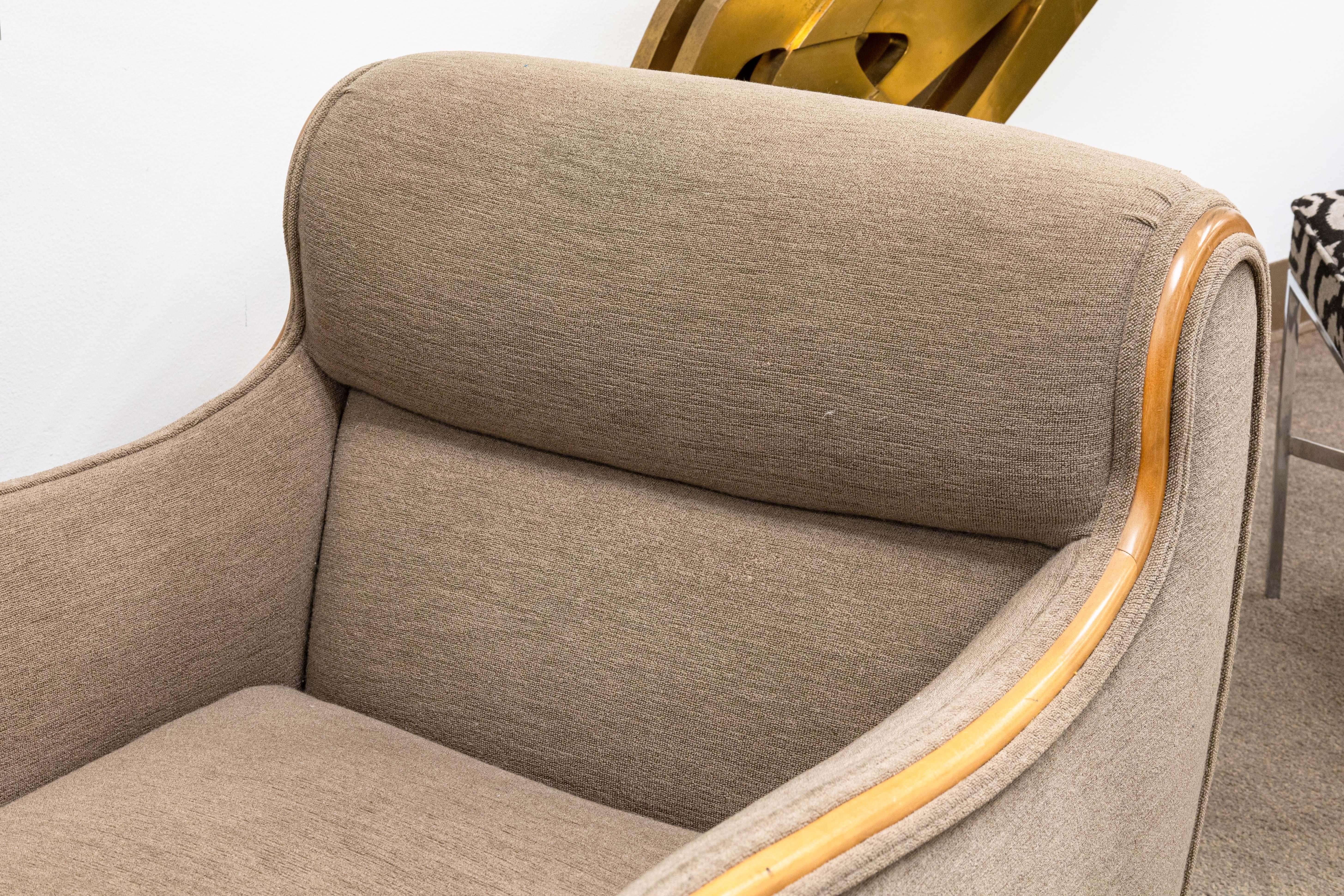Una sedia e un pouf Modernica vintage. Questa sedia è caratterizzata da un design modernista e da una forma a sdraio. La sedia ha un'altezza di seduta molto bassa e il pouf abbinato è pensato per i salotti più accoglienti grazie al suo design