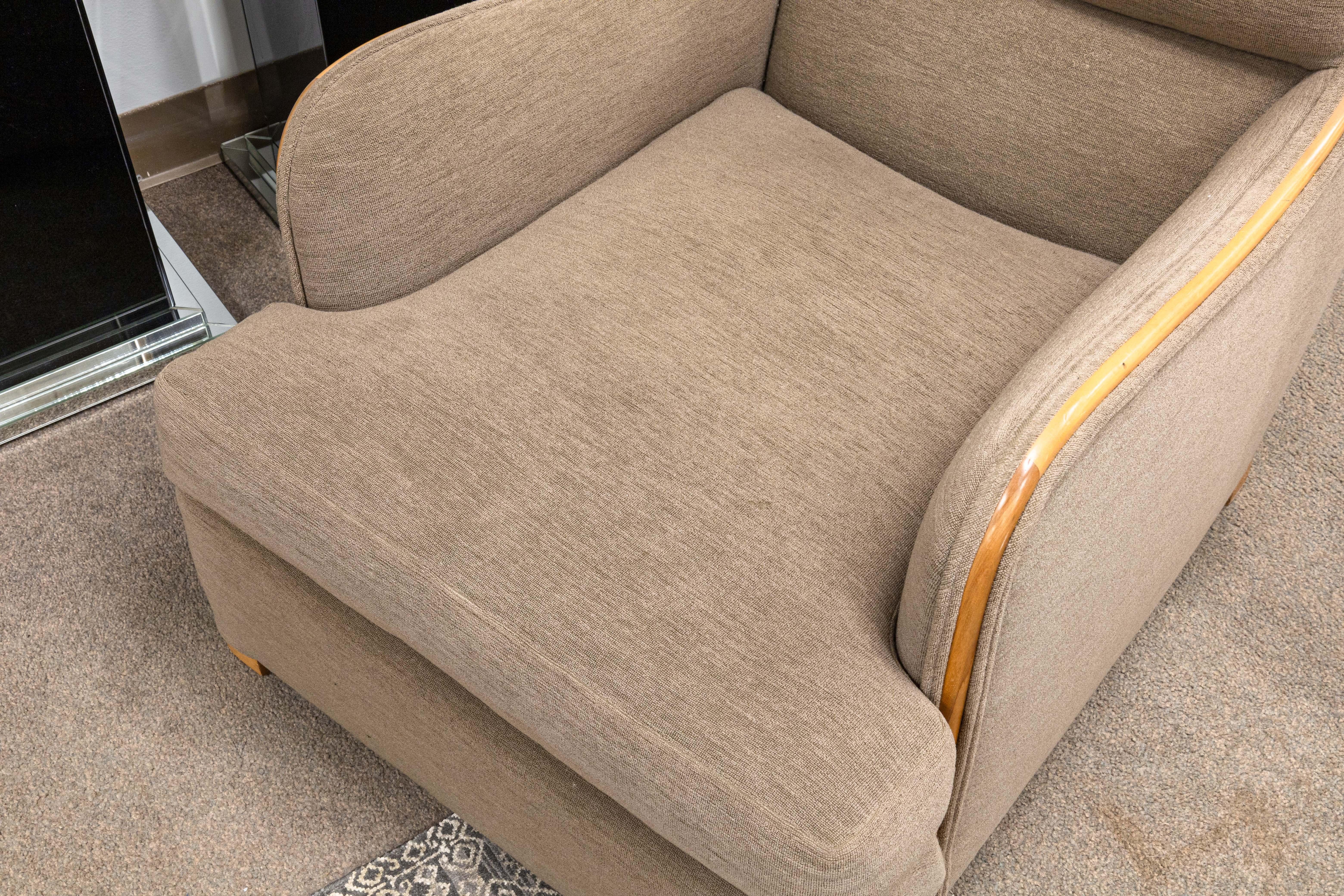 Americano Sedia da salotto vintage Modernica beige in tessuto e legno e ottomana abbinata in vendita