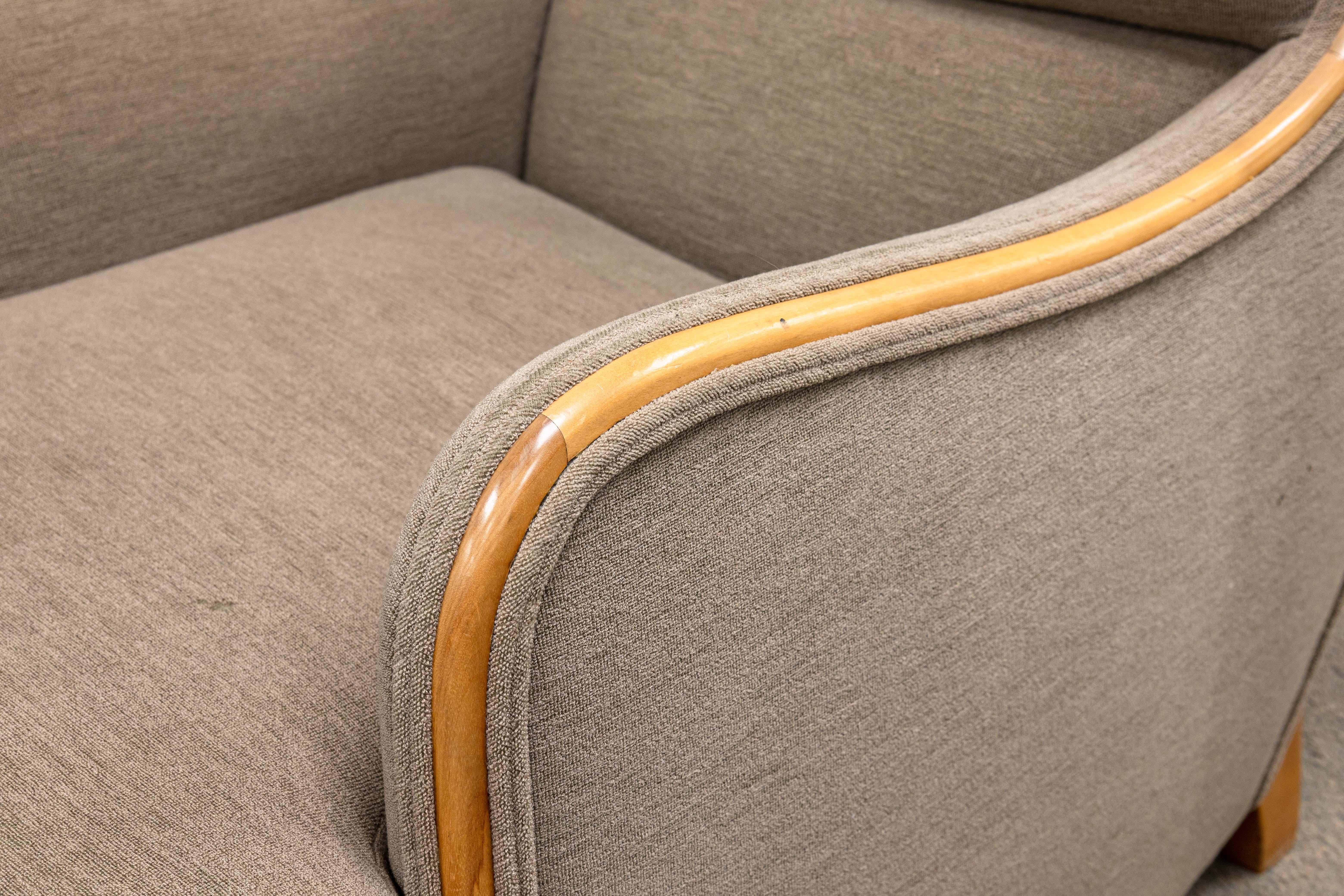 Sedia da salotto vintage Modernica beige in tessuto e legno e ottomana abbinata In condizioni buone in vendita a Keego Harbor, MI