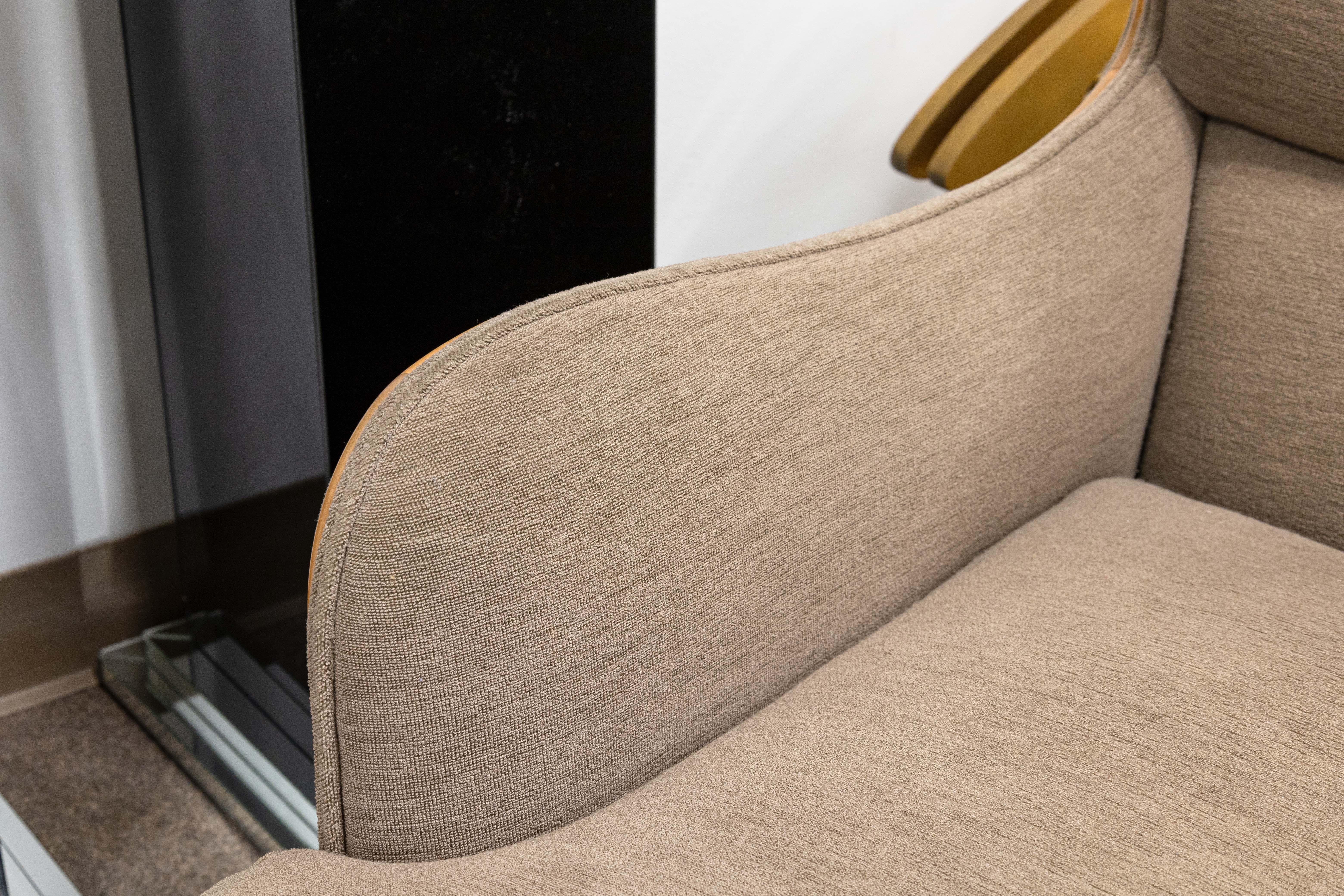 XX secolo Sedia da salotto vintage Modernica beige in tessuto e legno e ottomana abbinata in vendita