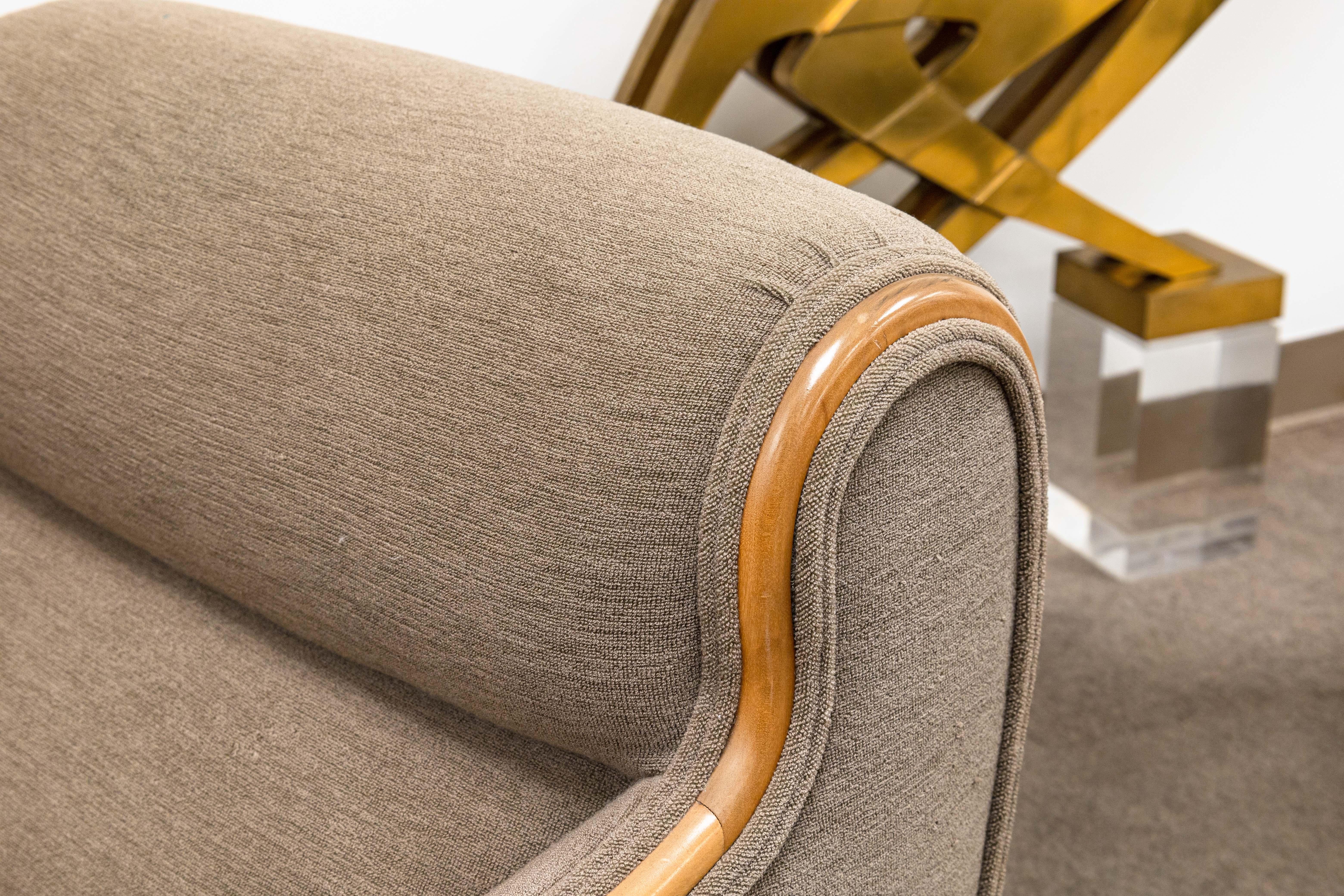 Tessuto Sedia da salotto vintage Modernica beige in tessuto e legno e ottomana abbinata in vendita