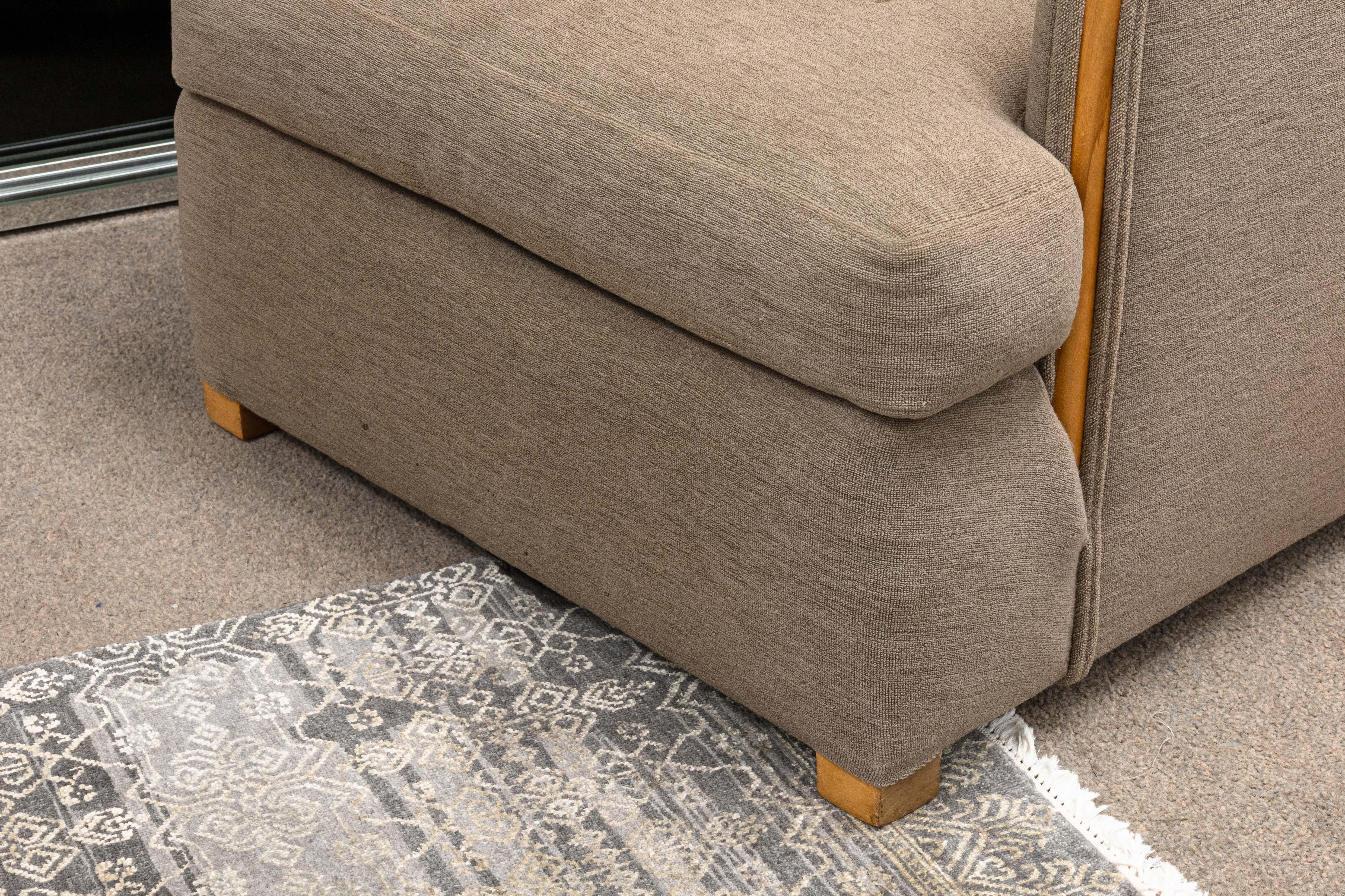 Sedia da salotto vintage Modernica beige in tessuto e legno e ottomana abbinata in vendita 1