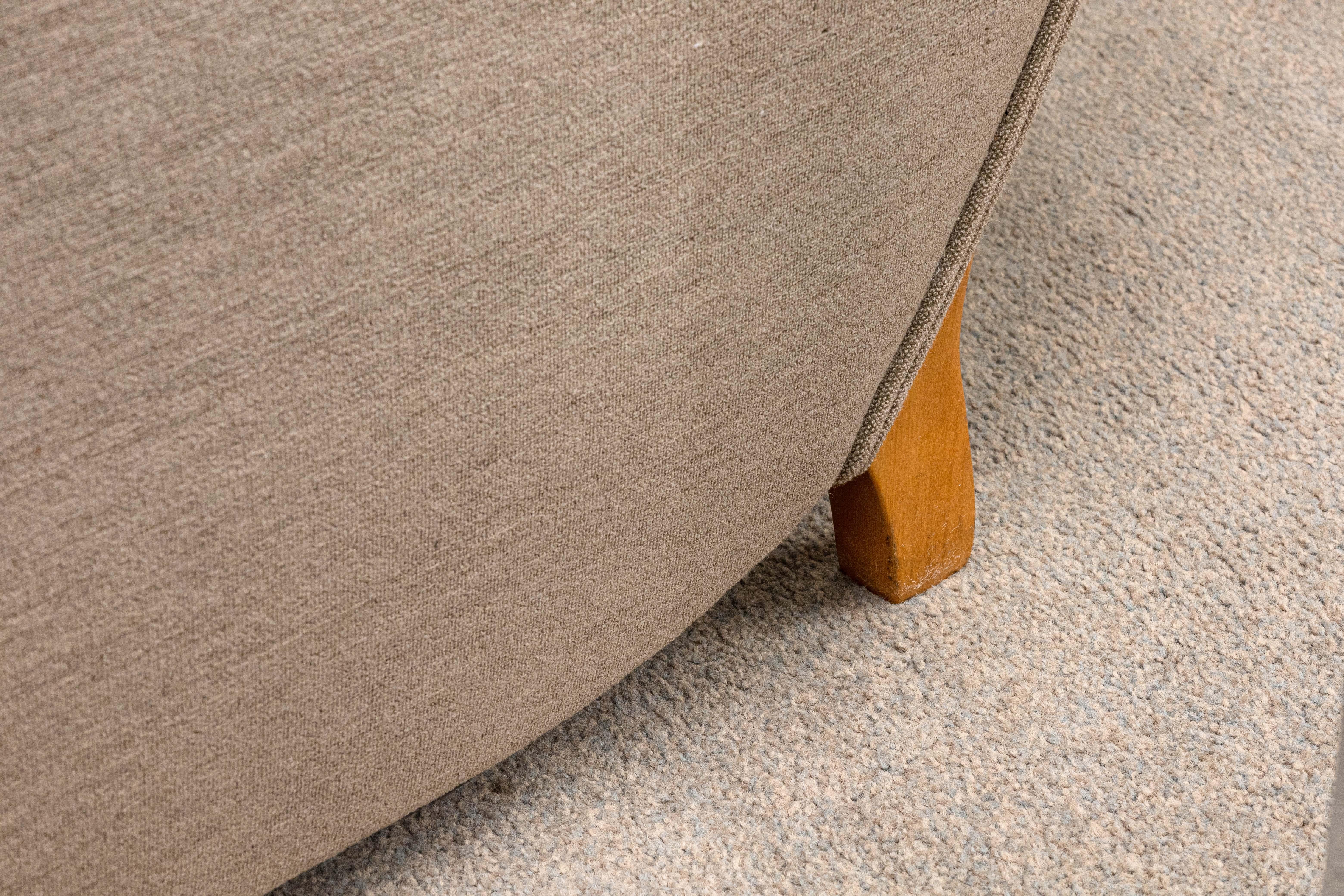 Sedia da salotto vintage Modernica beige in tessuto e legno e ottomana abbinata in vendita 2
