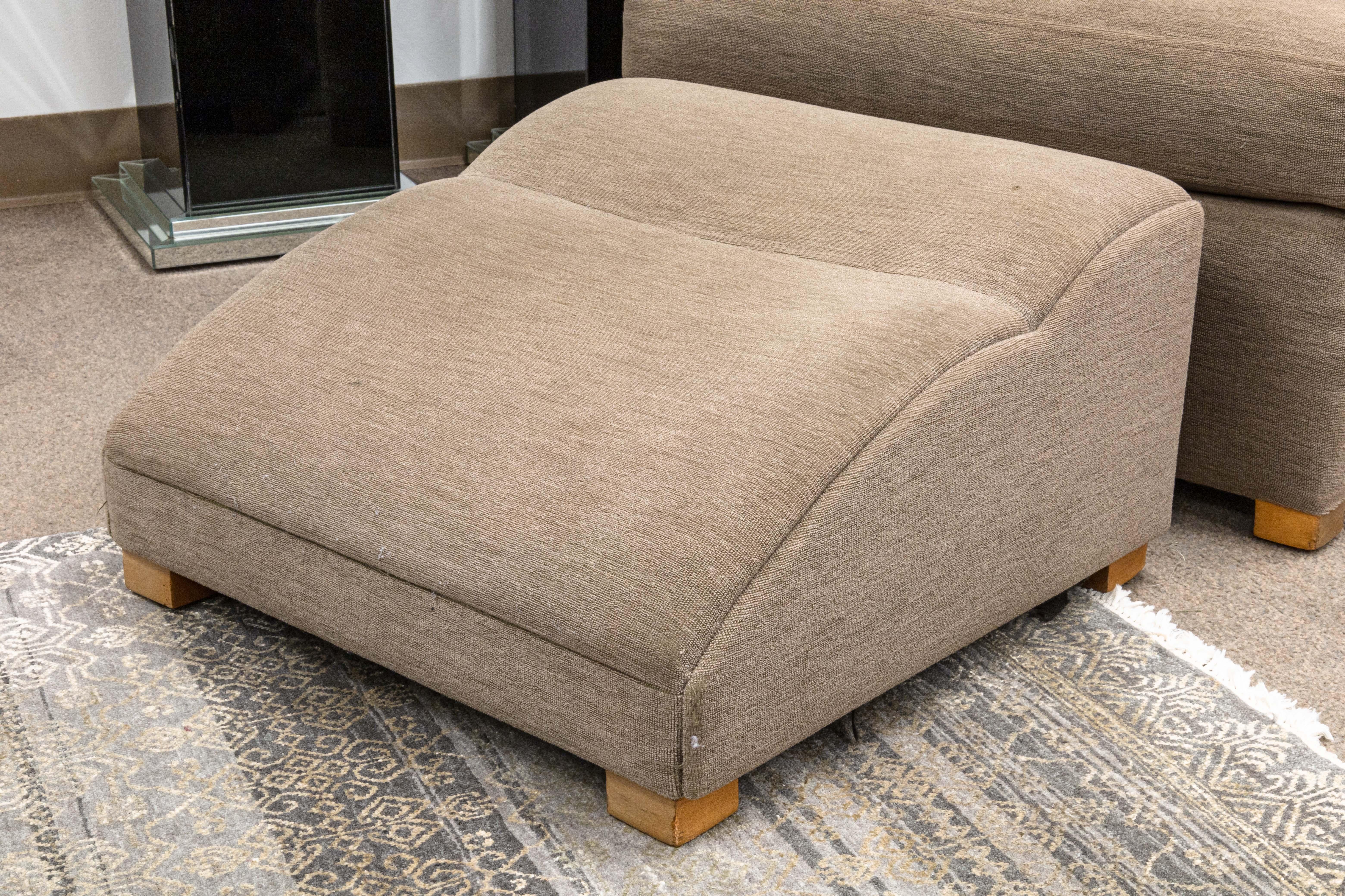 Sedia da salotto vintage Modernica beige in tessuto e legno e ottomana abbinata in vendita 3