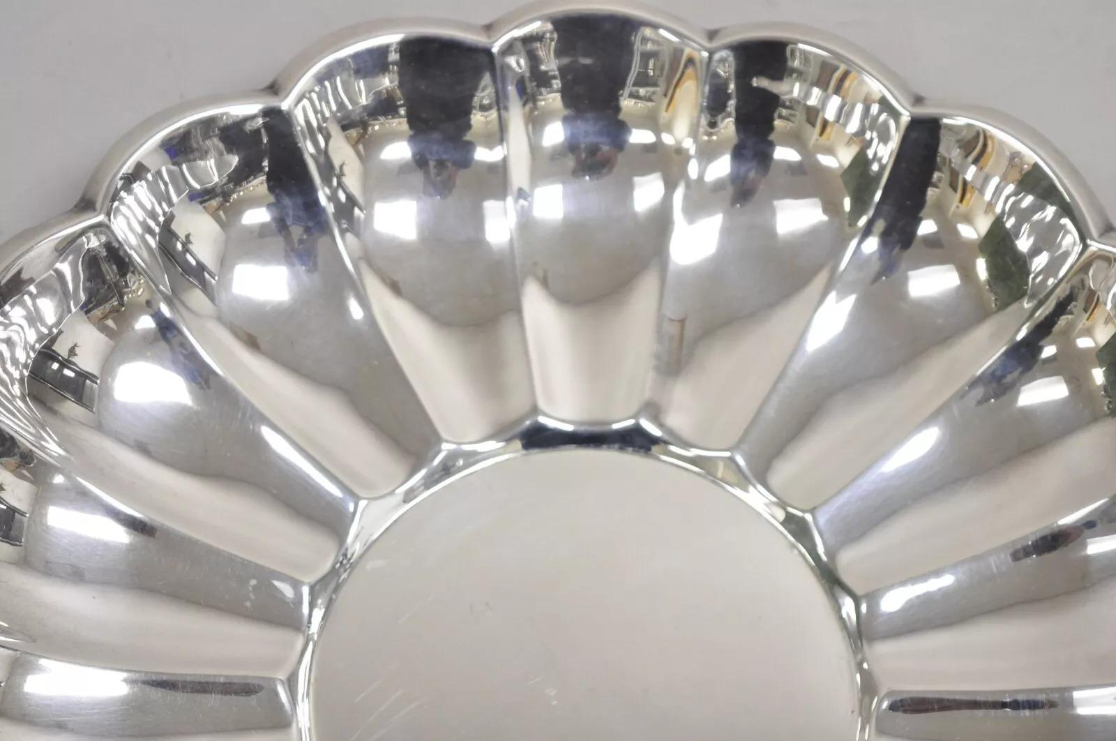 Moderne Vieille coupe à fruits moderniste ronde de 13 pouces en métal argenté à bord festonné en vente