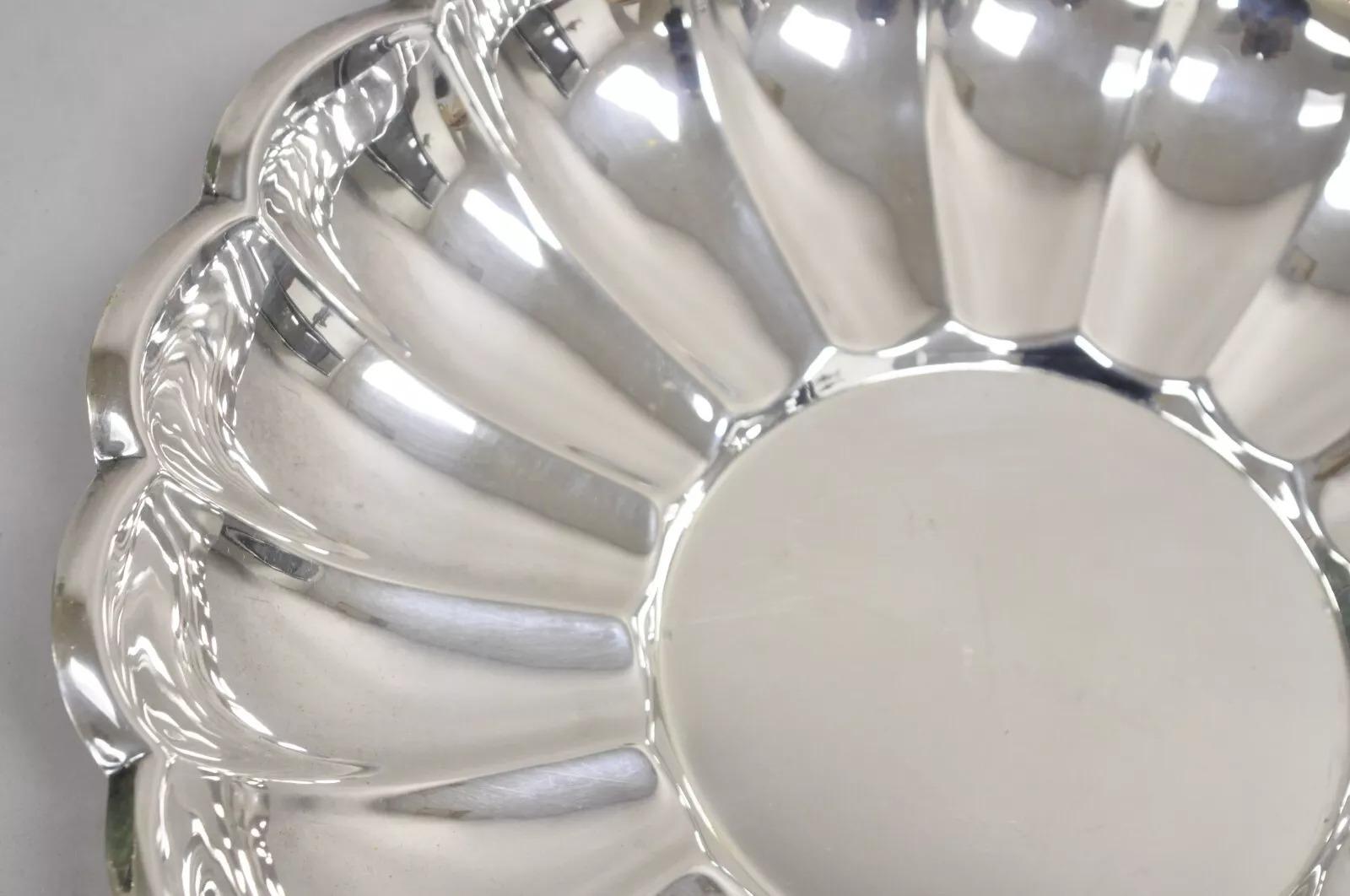 Inconnu Vieille coupe à fruits moderniste ronde de 13 pouces en métal argenté à bord festonné en vente