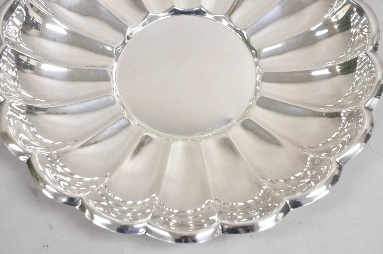Vieille coupe à fruits moderniste ronde de 13 pouces en métal argenté à bord festonné Bon état - En vente à Philadelphia, PA