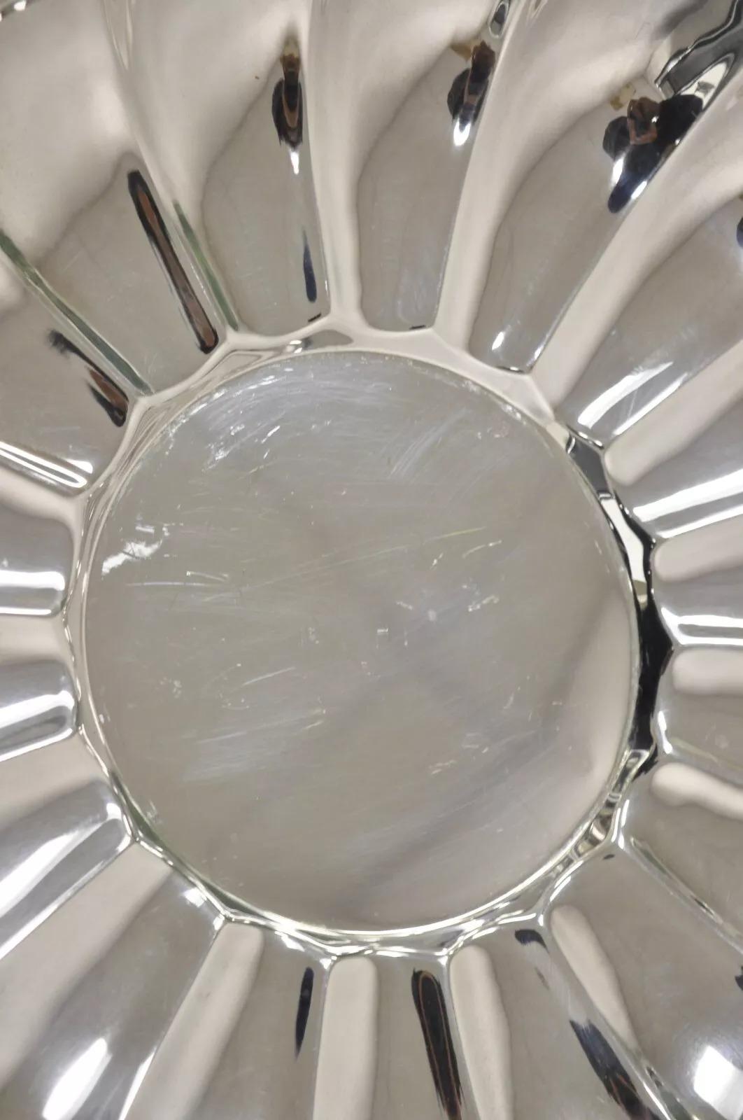 20ième siècle Vieille coupe à fruits moderniste ronde de 13 pouces en métal argenté à bord festonné en vente