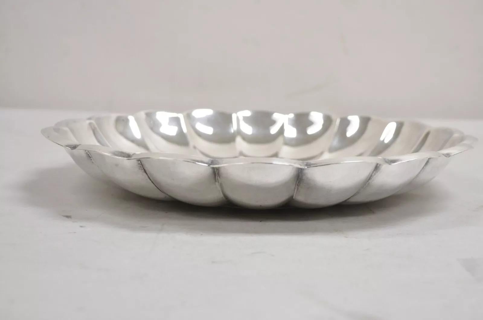 Plaqué argent Vieille coupe à fruits moderniste ronde de 13 pouces en métal argenté à bord festonné en vente