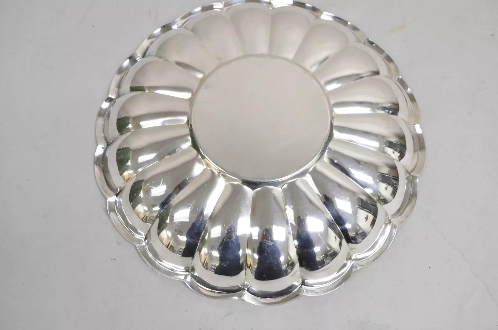 Vieille coupe à fruits moderniste ronde de 13 pouces en métal argenté à bord festonné en vente 1