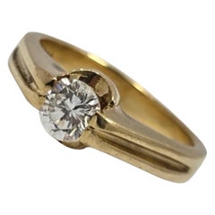 Bague vintage moderniste en or 18k avec un diamant brillant exceptionnel de 0,52ct