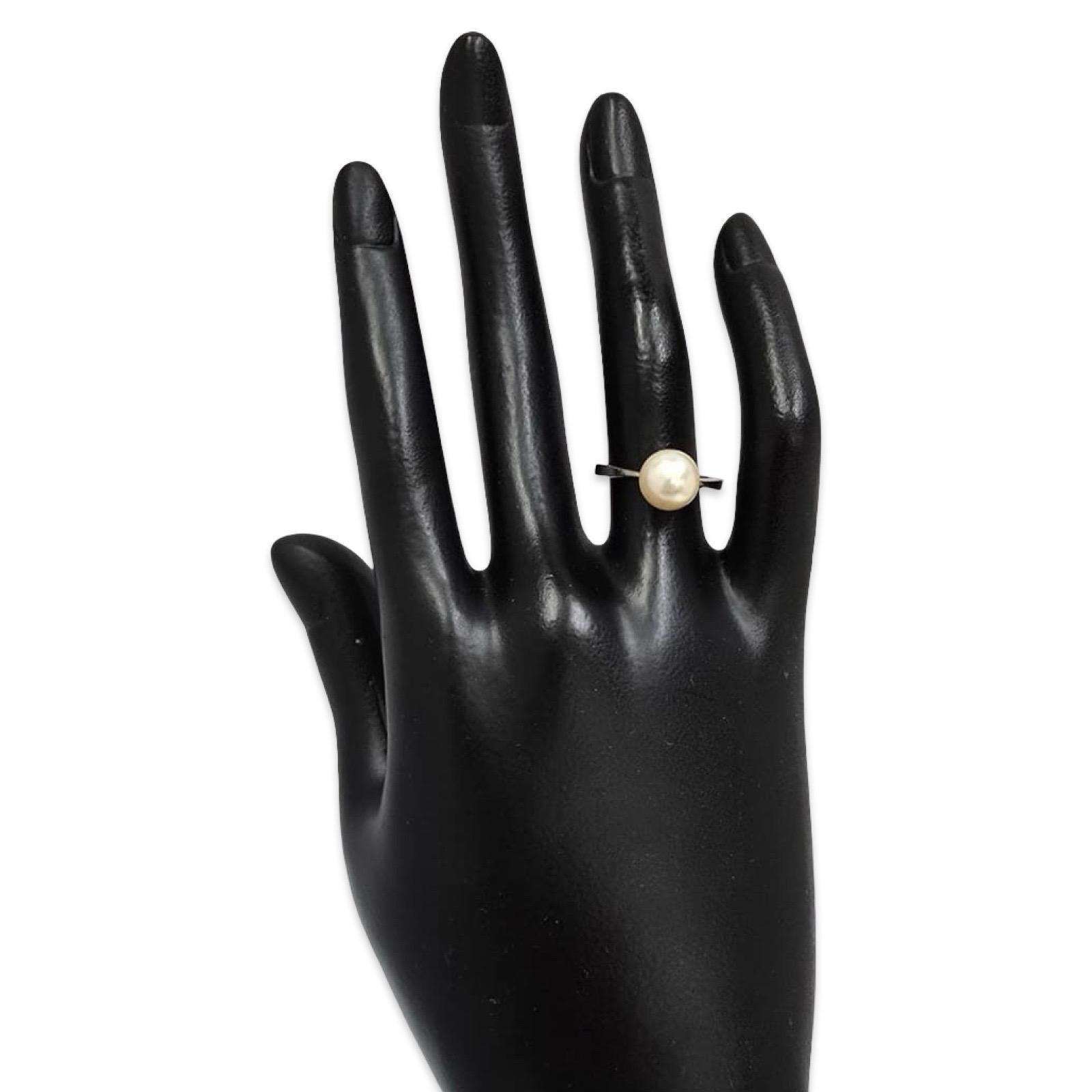 Taglio rotondo Anello solitario con perla d'epoca modernista in oro bianco 18 carati da 8,35 mm in vendita