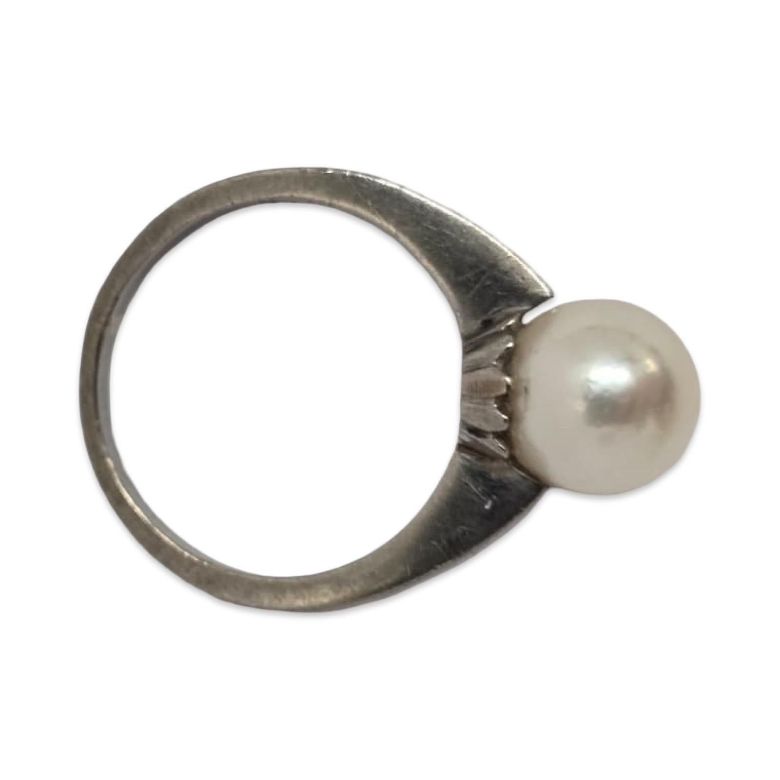 Anello solitario con perla d'epoca modernista in oro bianco 18 carati da 8,35 mm in vendita 1