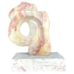 Abstrakte Vintage-Steinskulptur auf Coquina-Sockel, modernistische Vintage-Skulptur