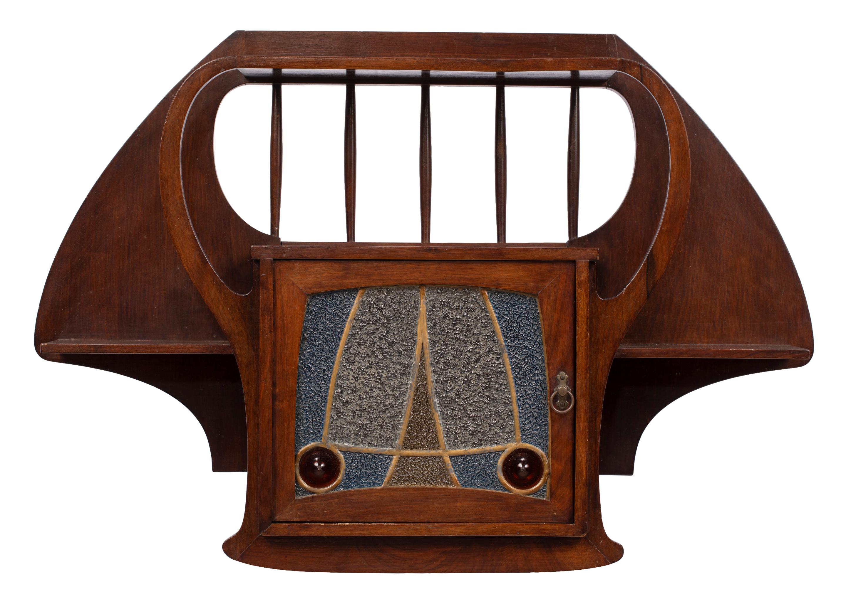 Dieses charmante Wandregal im Jugendstil/Modernismus ist der perfekte Ort, um Kuriositäten oder kleine Schätze auf besonders stilvolle Weise zu präsentieren. Das aus der ersten Hälfte des 20. Jahrhunderts stammende Stück ist ein schönes Beispiel für