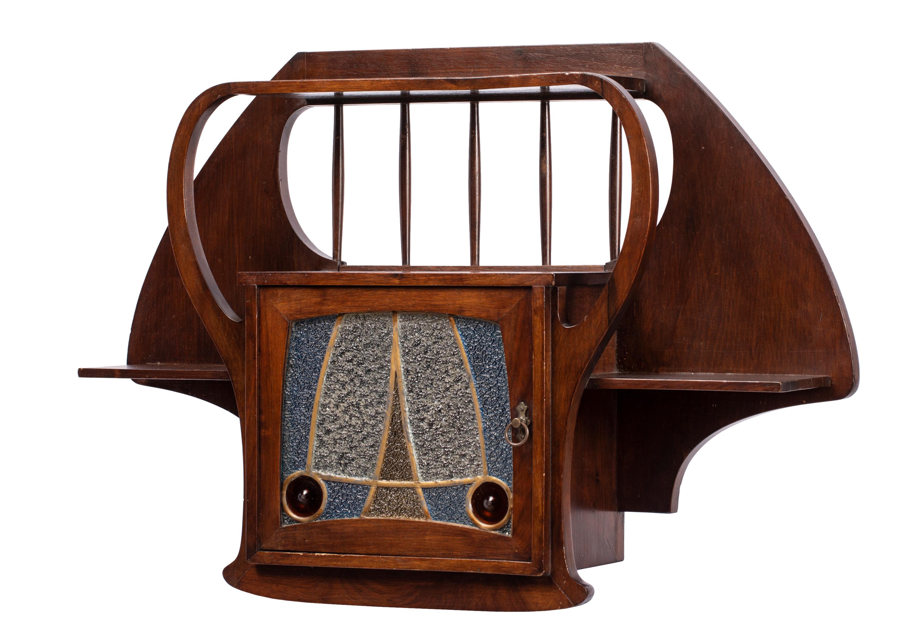 Vintage Modernist / Art Nouveau Wandregal mit Stained glass Tür (Art nouveau) im Angebot
