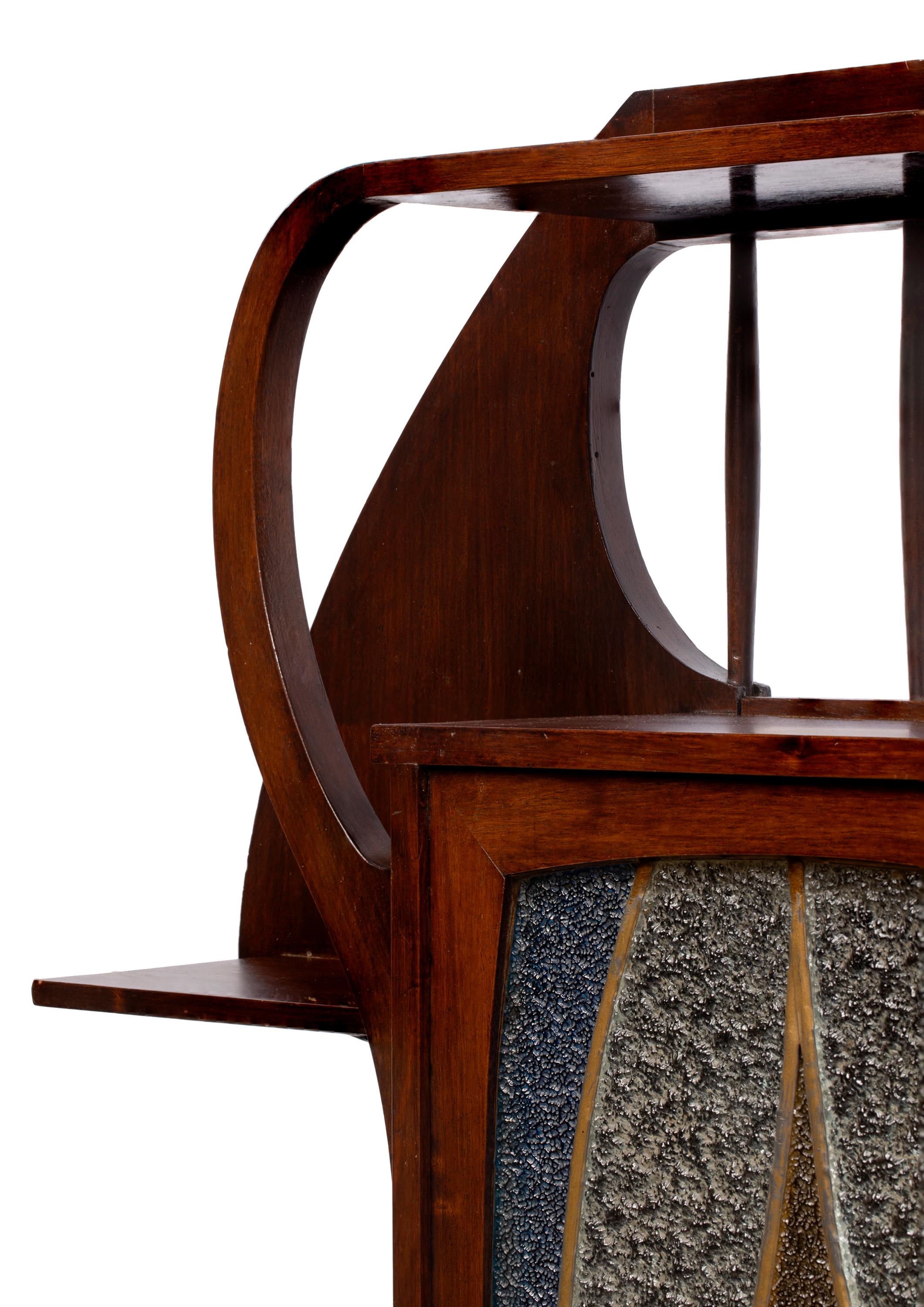 Vintage Modernist / Art Nouveau Wandregal mit Stained glass Tür (Tischlerei) im Angebot