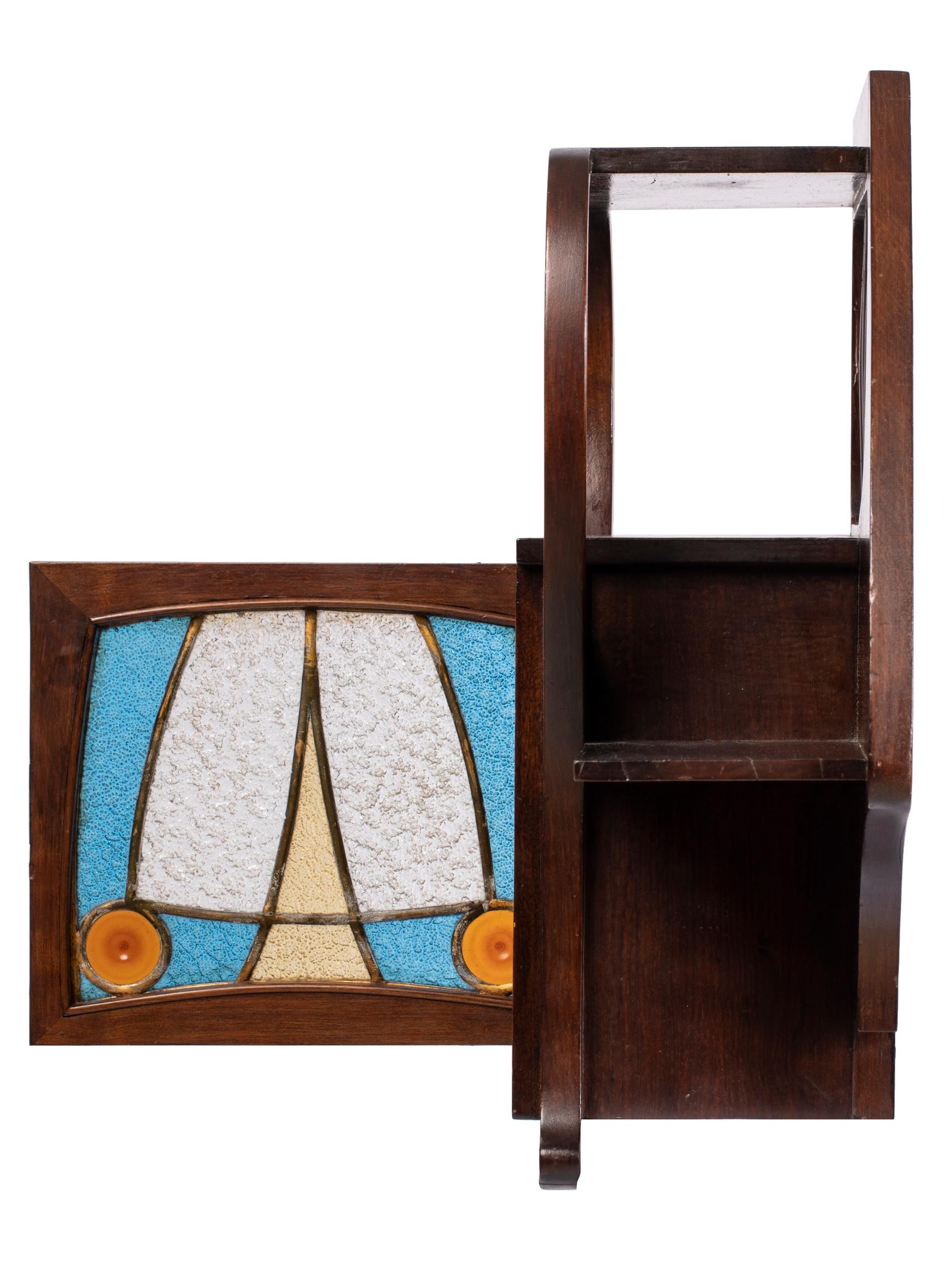 Vintage Modernist / Art Nouveau Wandregal mit Stained glass Tür im Zustand „Gut“ im Angebot in Madrid, ES