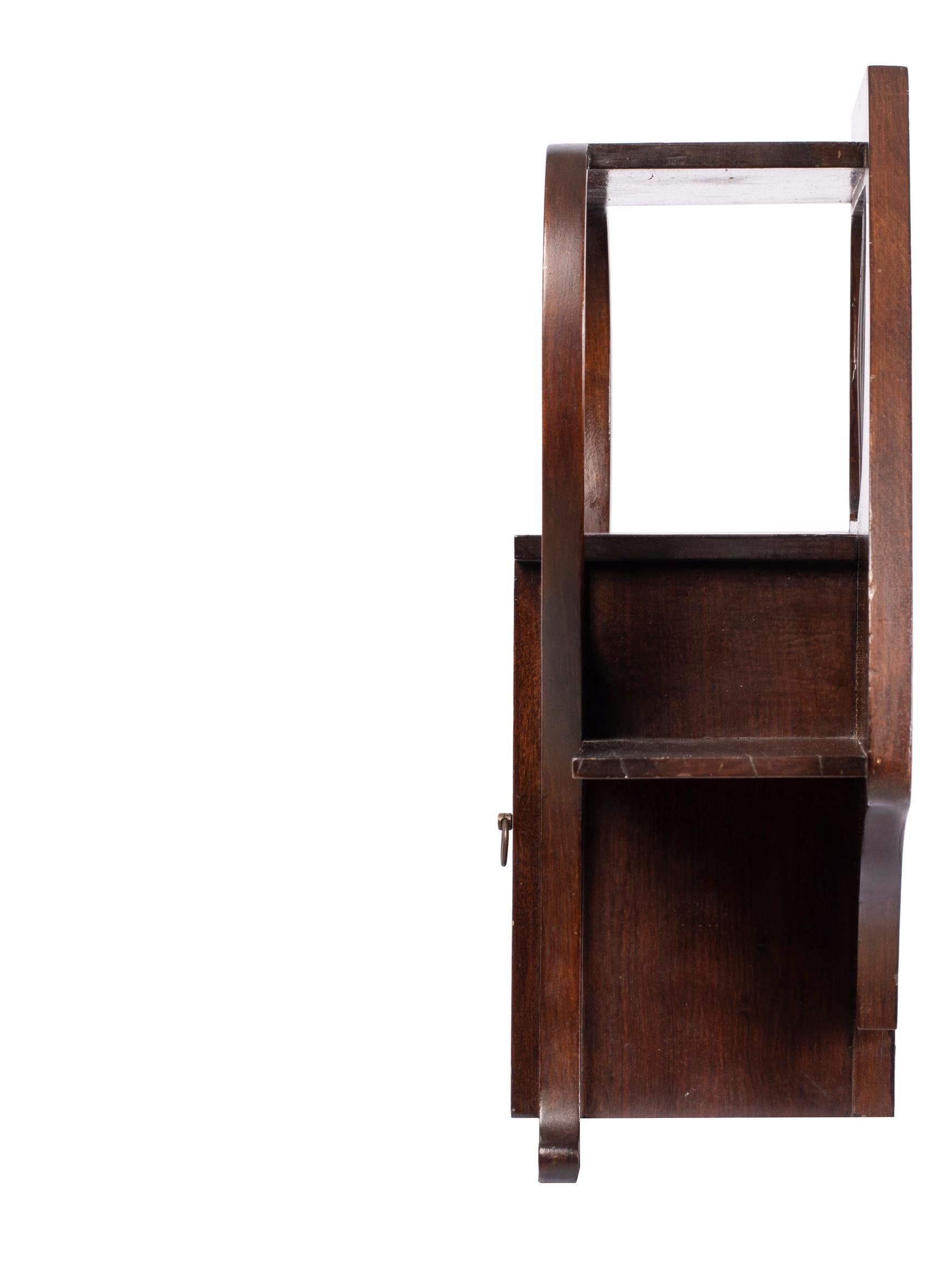 Vintage Modernist / Art Nouveau Wandregal mit Stained glass Tür (20. Jahrhundert) im Angebot