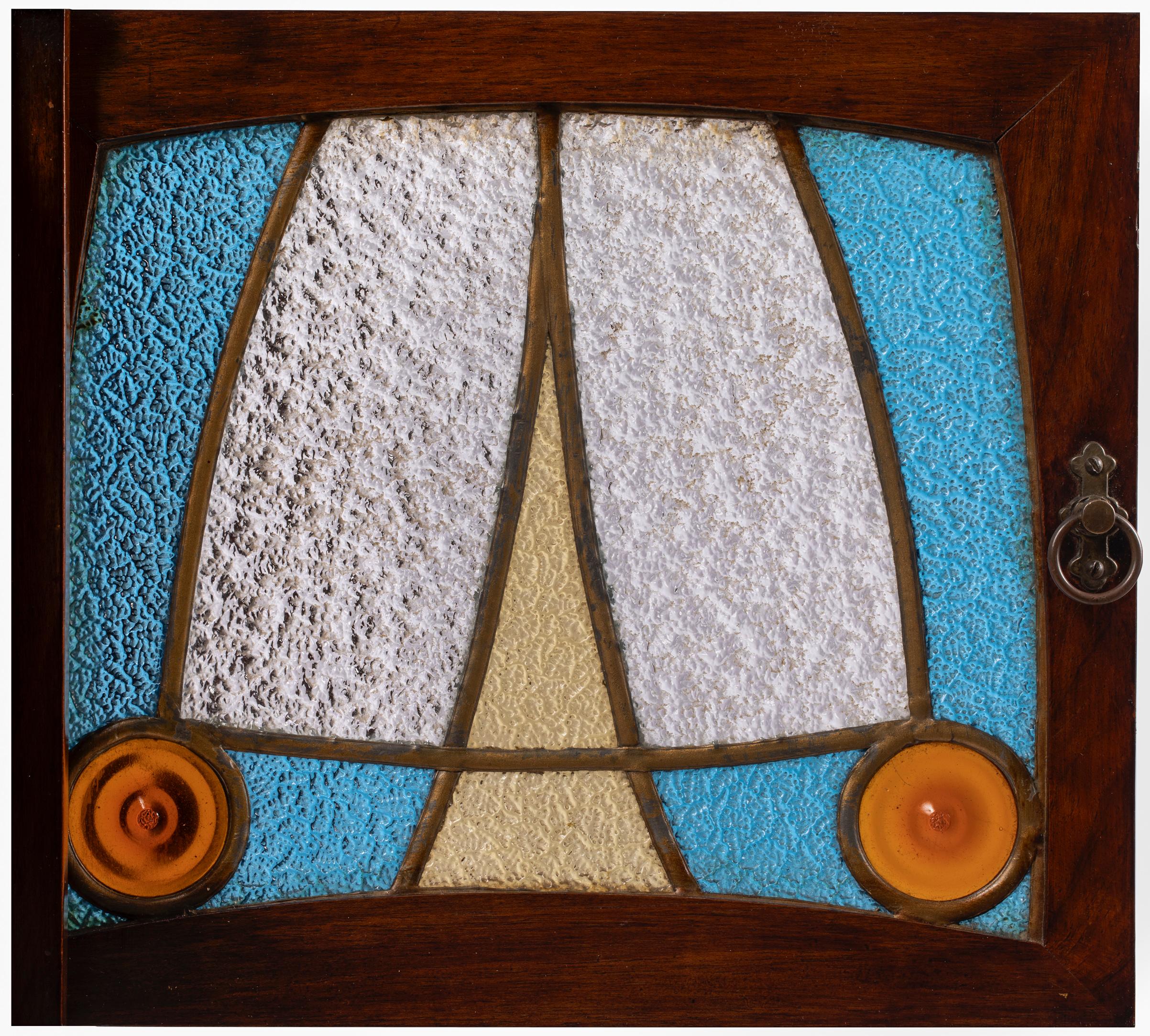 Vintage Modernist / Art Nouveau Wandregal mit Stained glass Tür (Glas) im Angebot