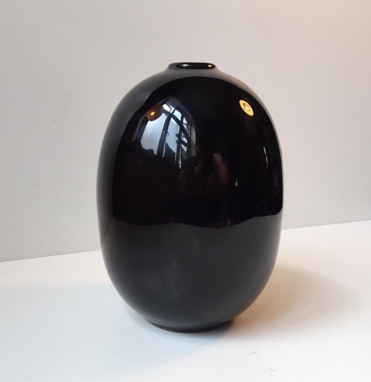 Mid-Century Modern Vintage Modernist Black Stoneware Egg Vase from Höganäs