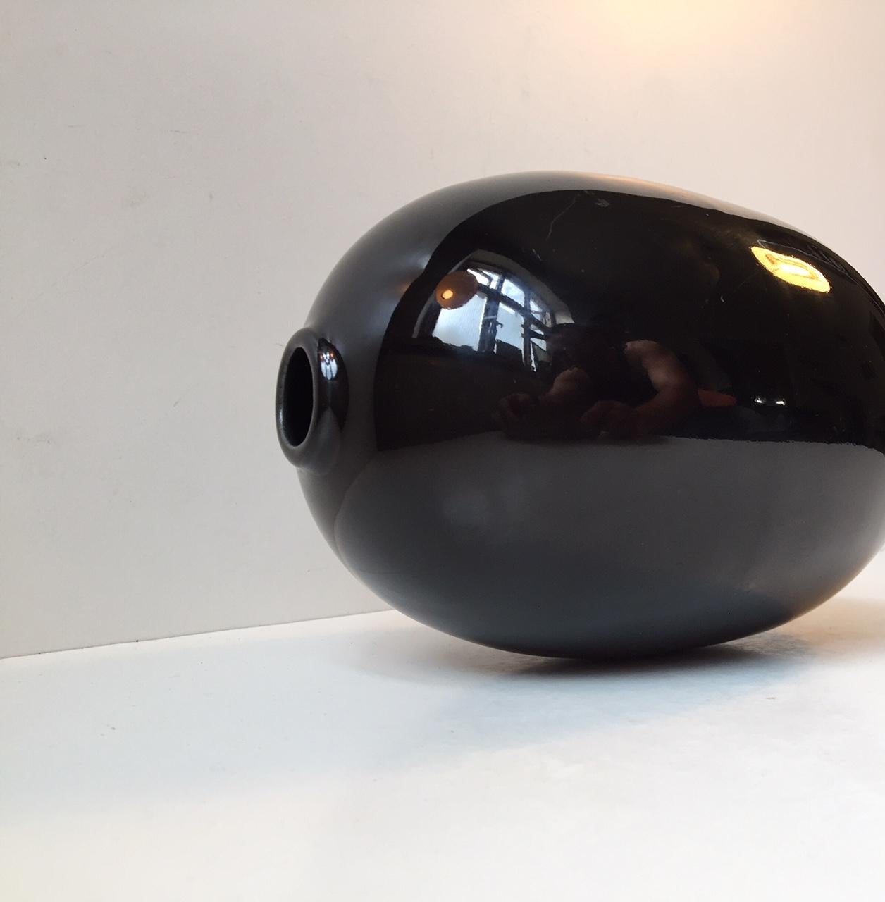 Vintage Modernist Black Stoneware Egg Vase from Höganäs In Good Condition In Esbjerg, DK