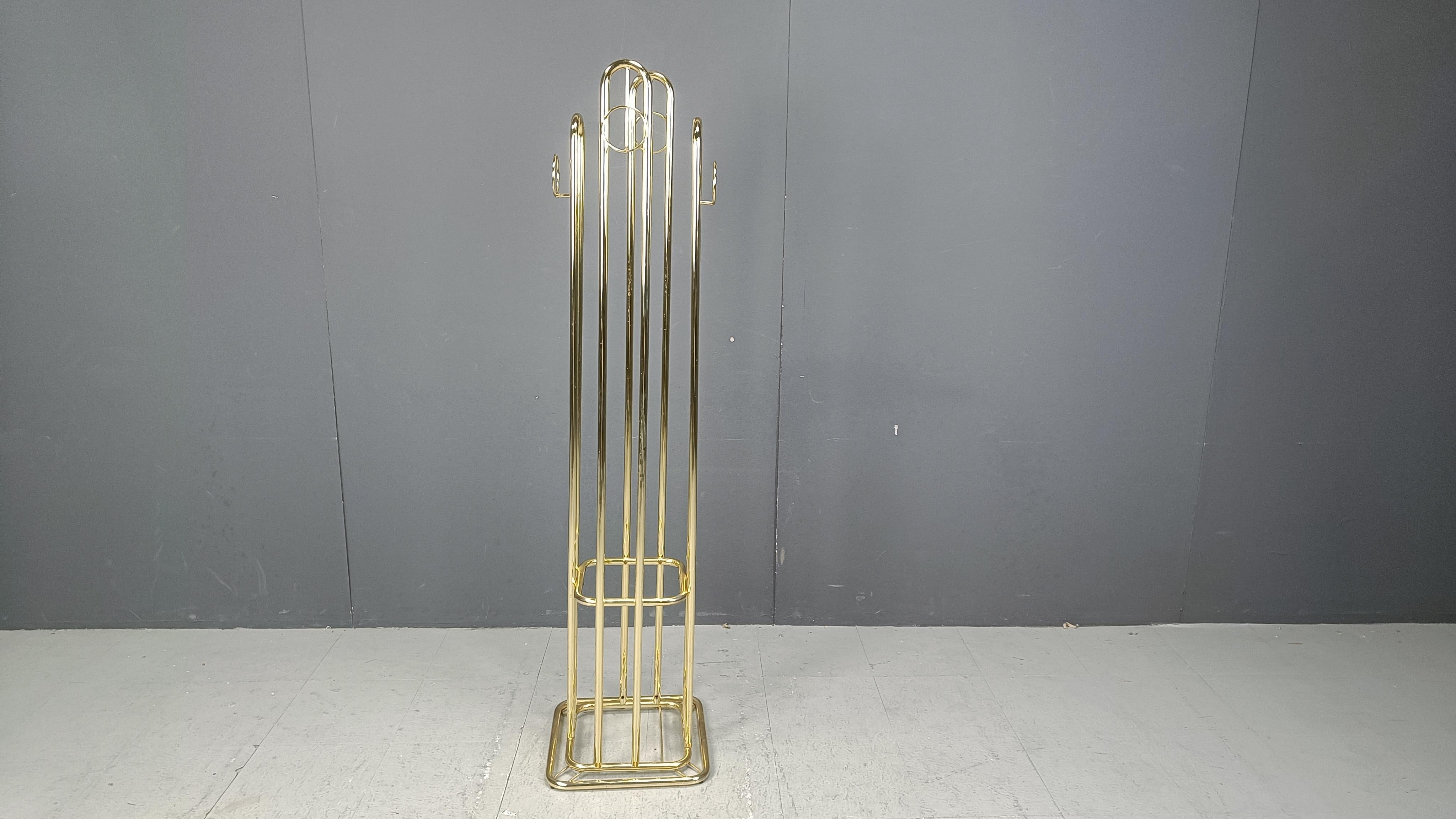 Großer modernistischer Kleiderständer aus Messing mit Platz für einen Regenschirm.

Schönes glänzendes Messing.

1970er Jahre - Belgien

Sehr guter Zustand

Abmessungen:
Höhe: 155 cm
Breite x Tiefe: 40cm

Ref.: 25022702