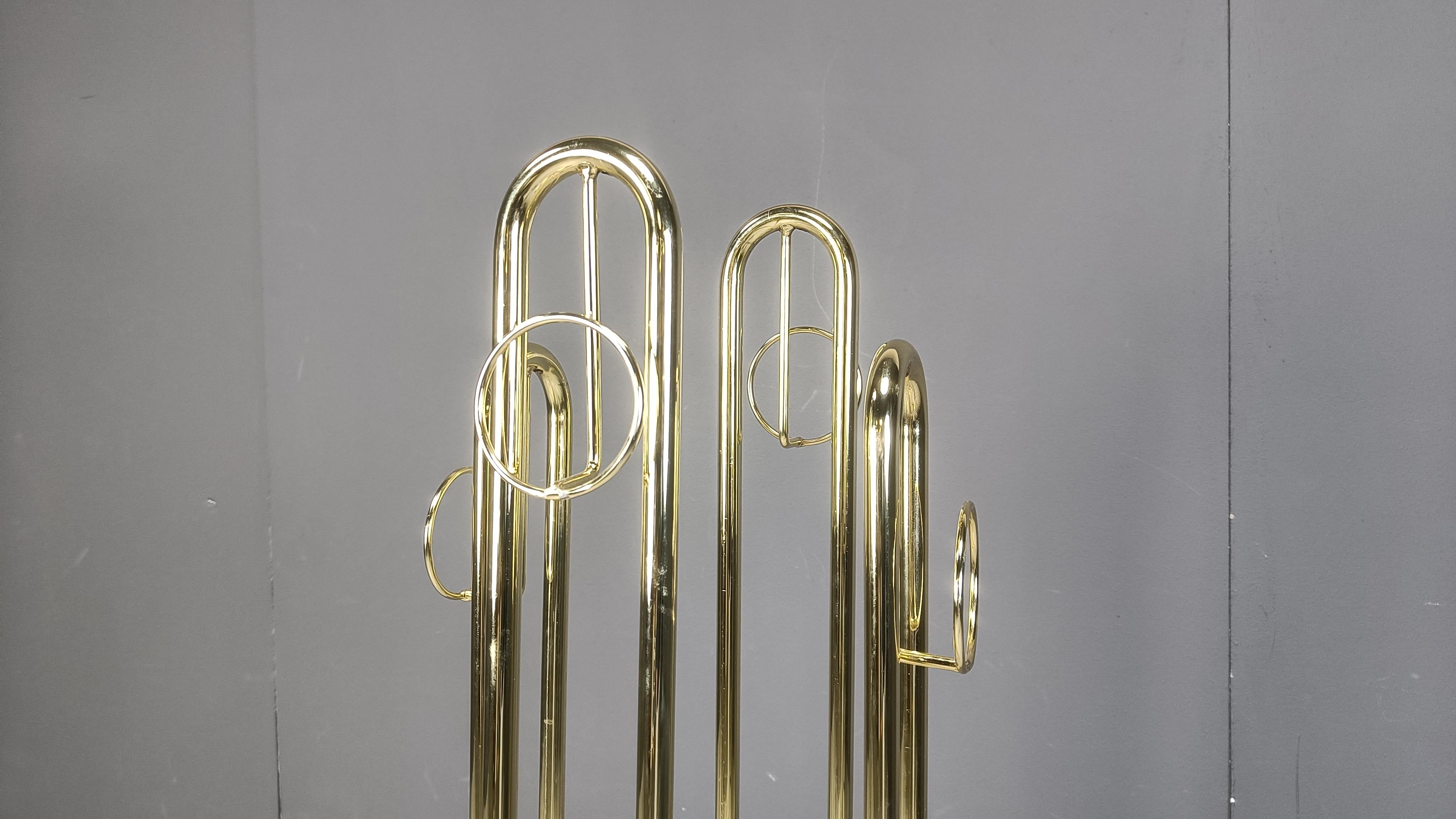 Modernistischer Garderobenständer aus Messing 1970er Jahre im Angebot 1