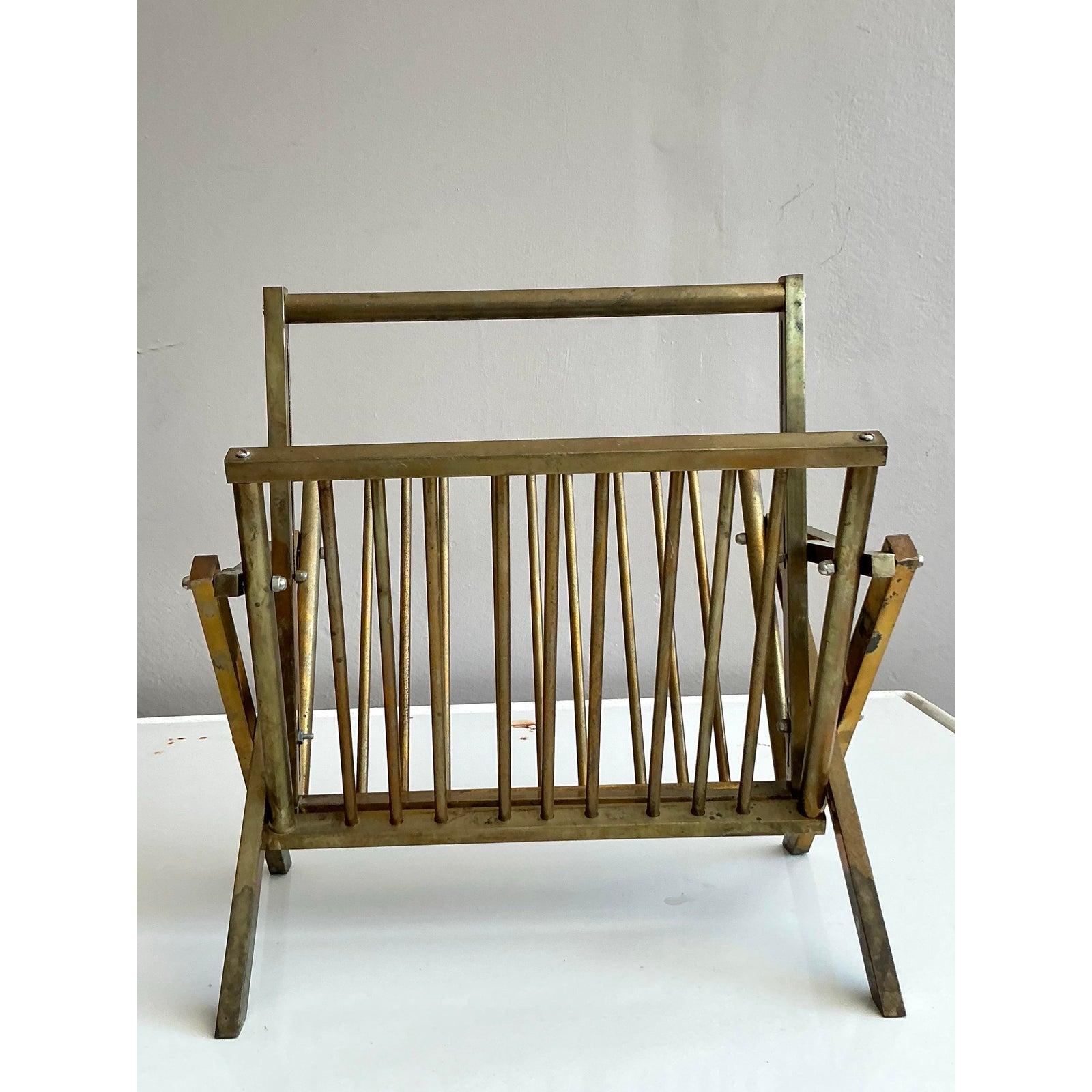 Vintage Modernist Messing Zeitungsständer (amerikanisch) im Angebot