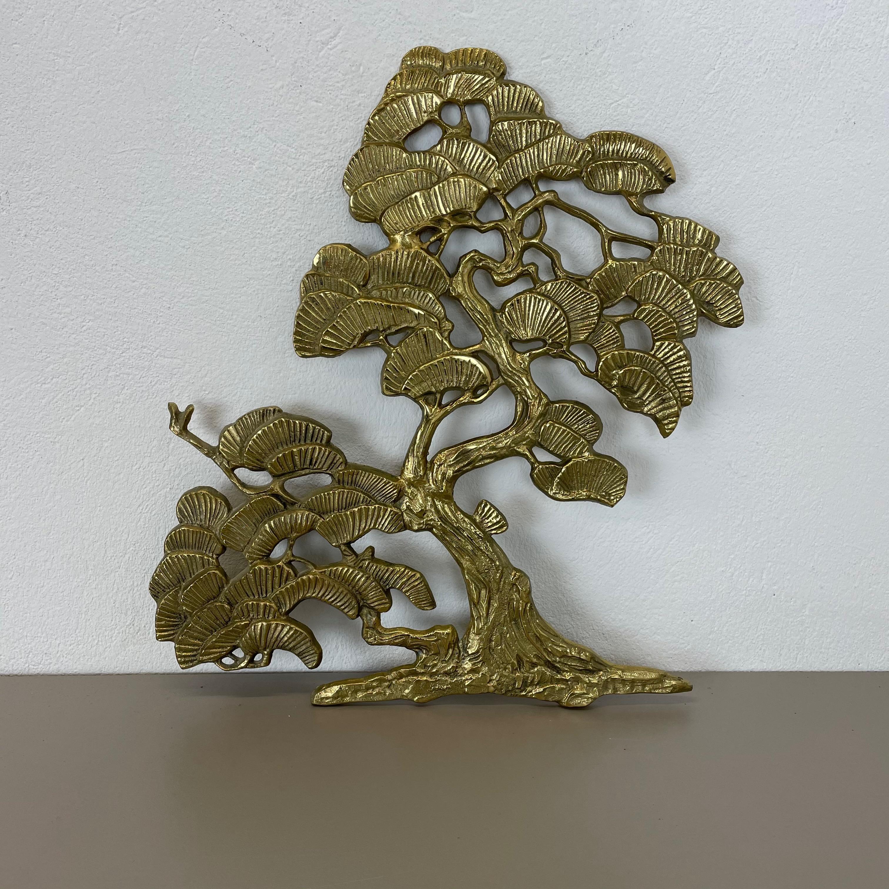 Modernist 60s BONSAI wall sculpture made in Germany.

Vintage 60s brass metal wall sculpture. A divergence from the typical subject of birds. This wall hanging is very elegant and filigran with its bonsai theme. High quality German craftsmanship