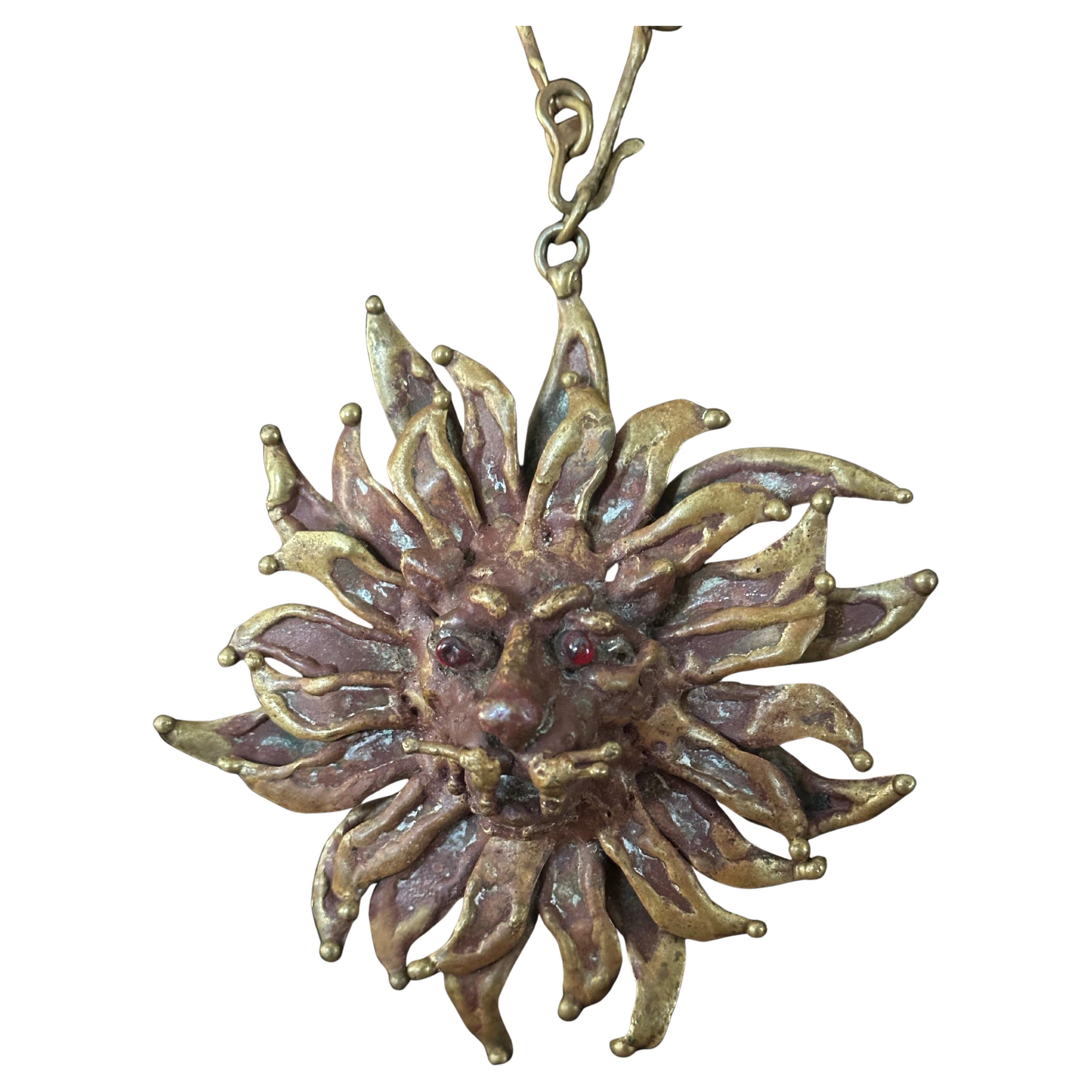 Ein sehr cooles modernistisches Bronze-Löwen-Halsband von Pal Kepenyes, ca. 1970er Jahre.   Die Halskette ist in einem sehr guten Vintage-Zustand mit einer tollen Patina und einem roten Glasauge; sie misst 4 