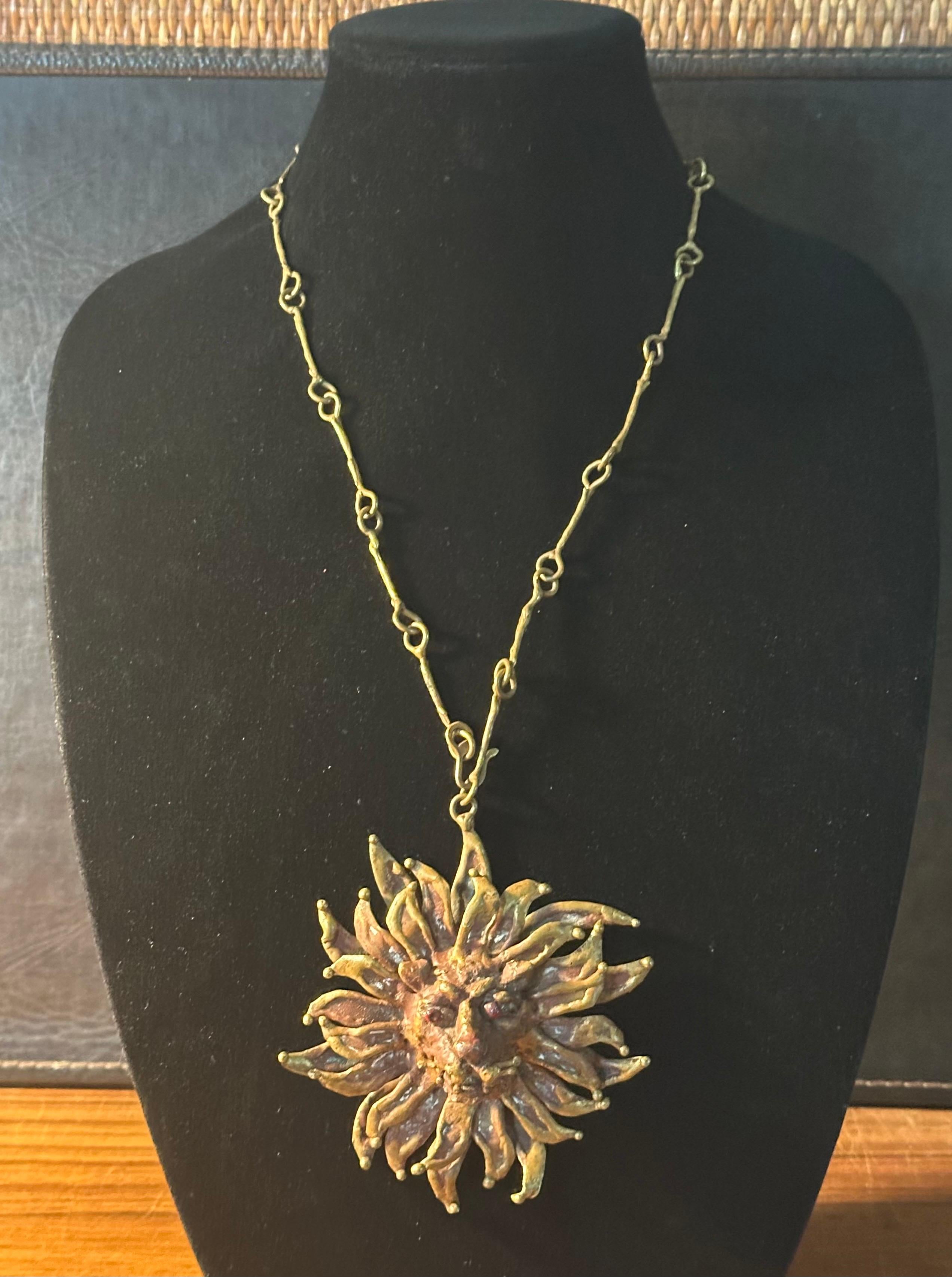 Vintage Modernist Bronze Löwe Halskette von Pal Kepenyes (20. Jahrhundert) im Angebot