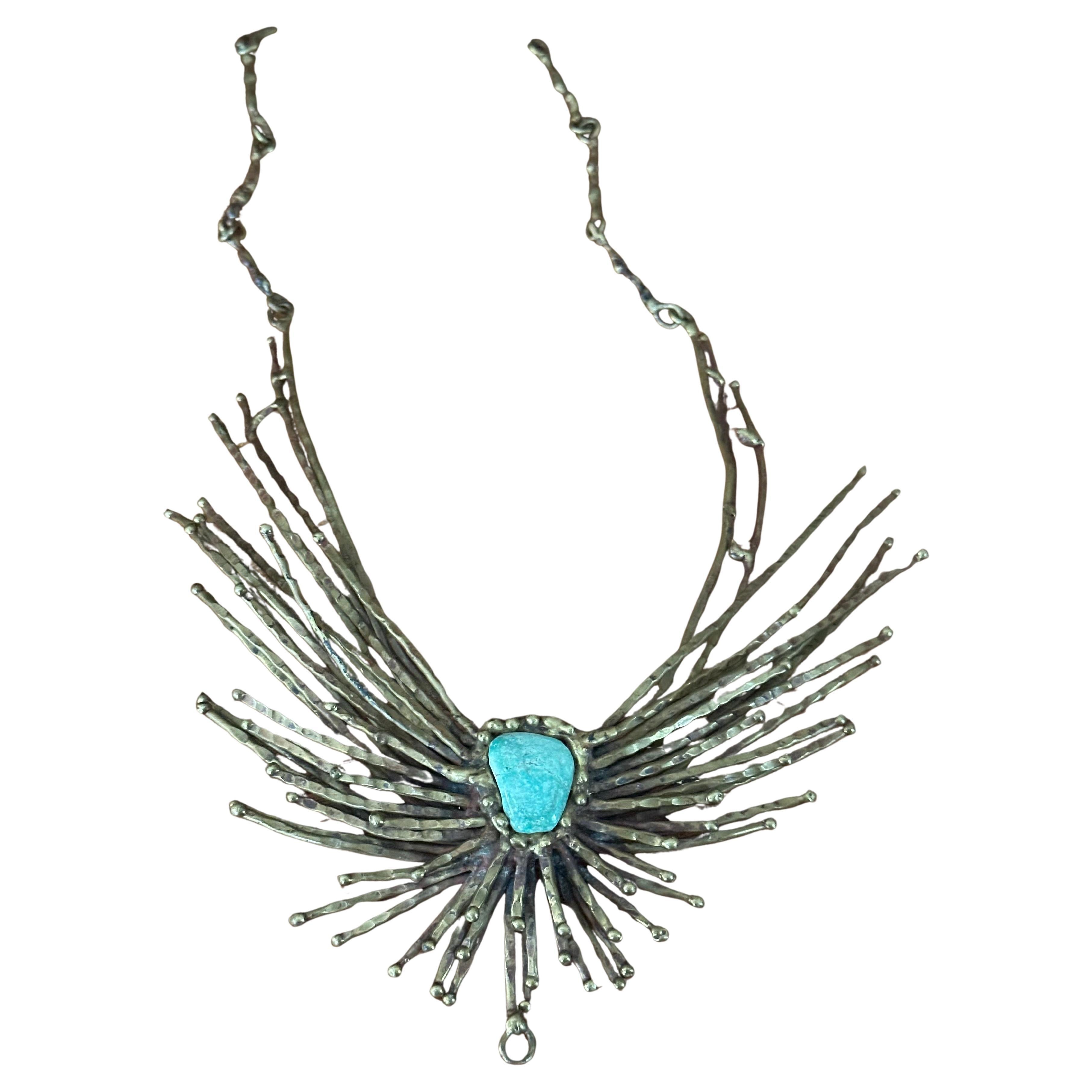 Fabelhafte modernistische Halskette aus Bronze und Türkis von Pal Kepenyes, ca. 1970er Jahre.   Die Halskette ist in sehr gutem Vintage-Zustand mit einer großen Patina und einem wunderbaren Mittelstück Türkis Stein; itmeasures 7.25 