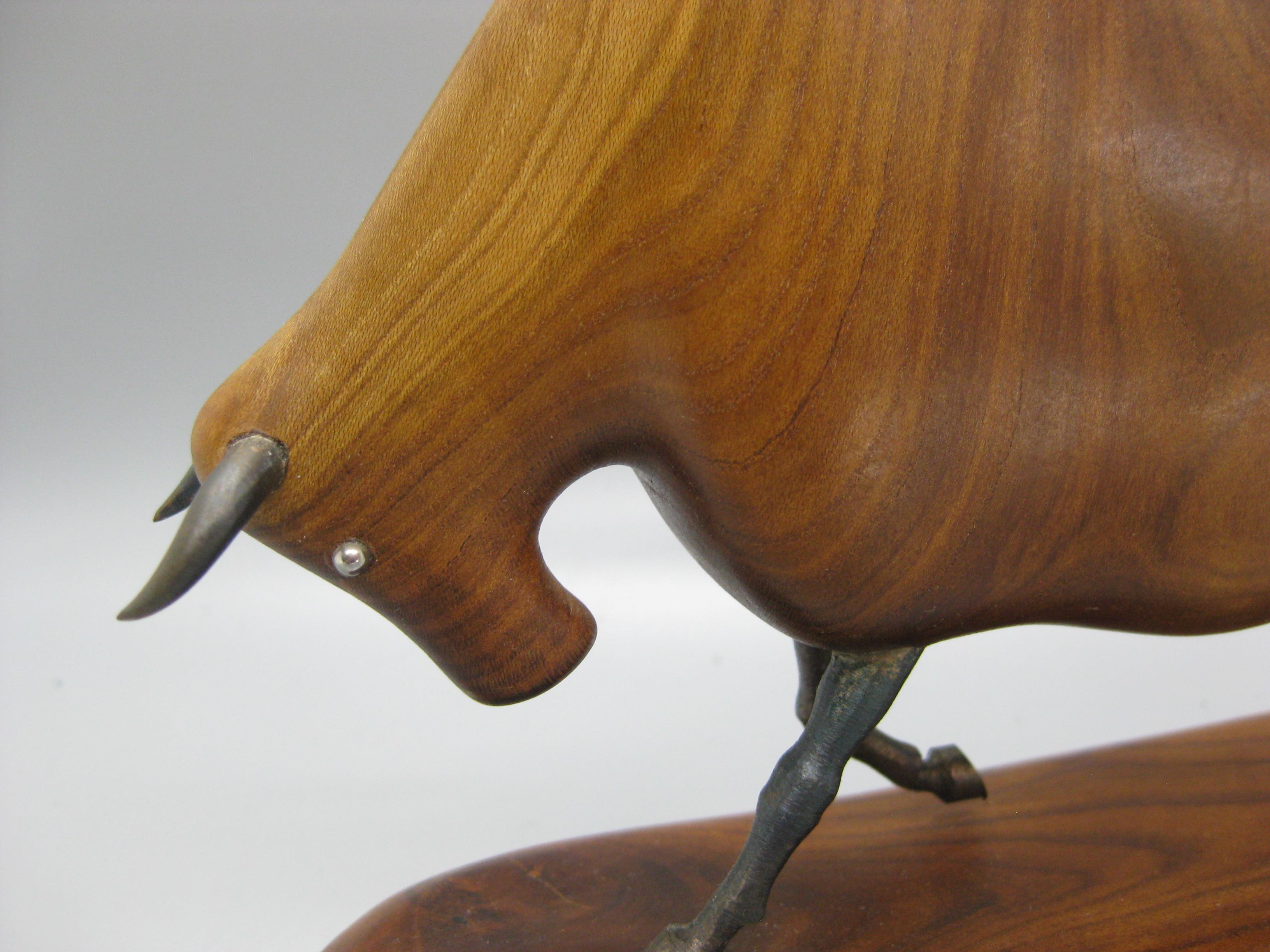 Escultura Modernista Vintage de Madera Tallada y Hierro Forjado Toro Firmada por Artista Estadounidense en venta
